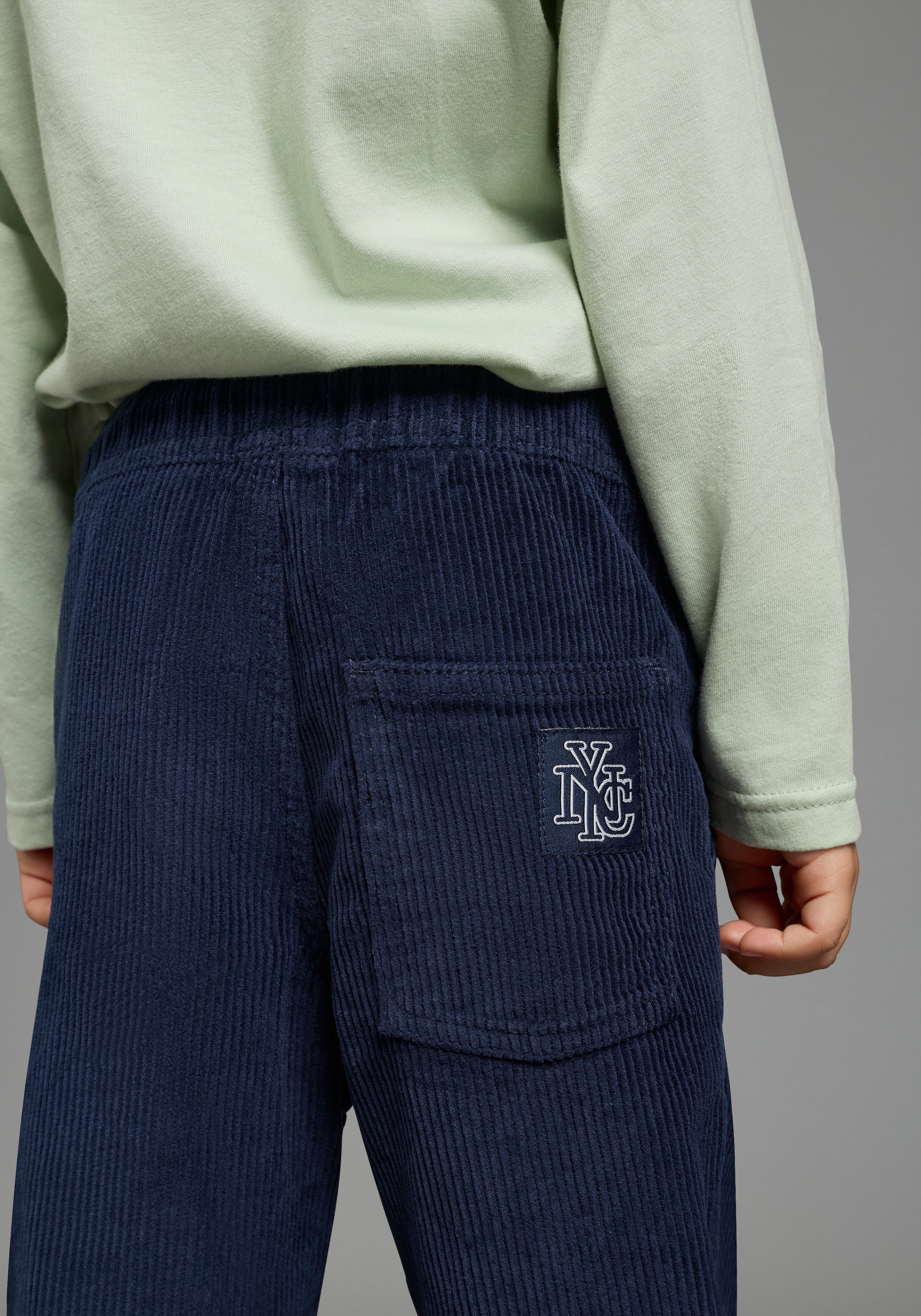 KIDSWORLD Cordhose »Breitcord-Cordhose mit Cargotaschen«  Lässige Cargo-Cordhose, gerade Passform, modischer Basic-Style