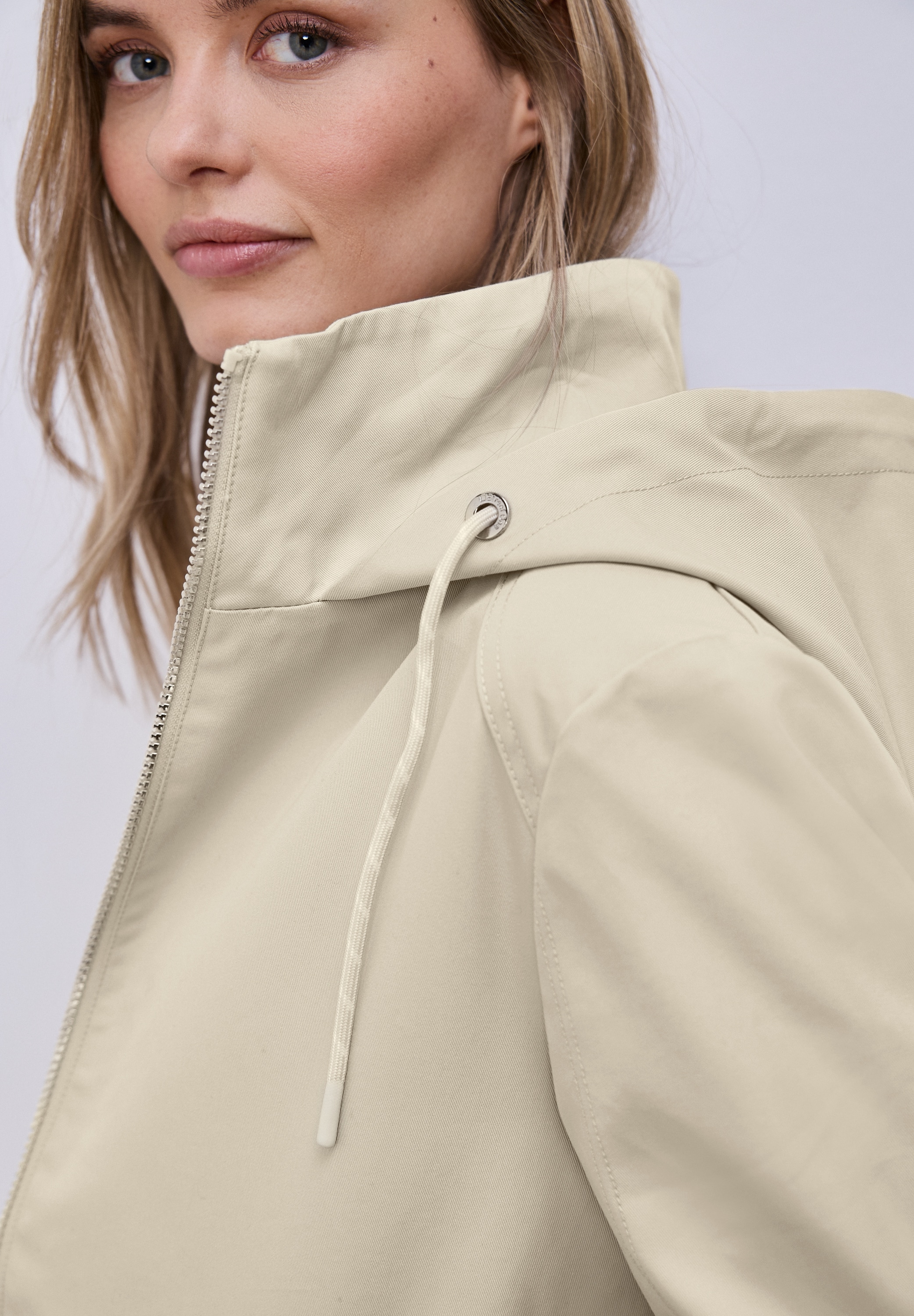 STREET ONE Parka mit Kapuze mit seitlichen Zipper‑Taschen und Nieten‑Details an den Ärmeln