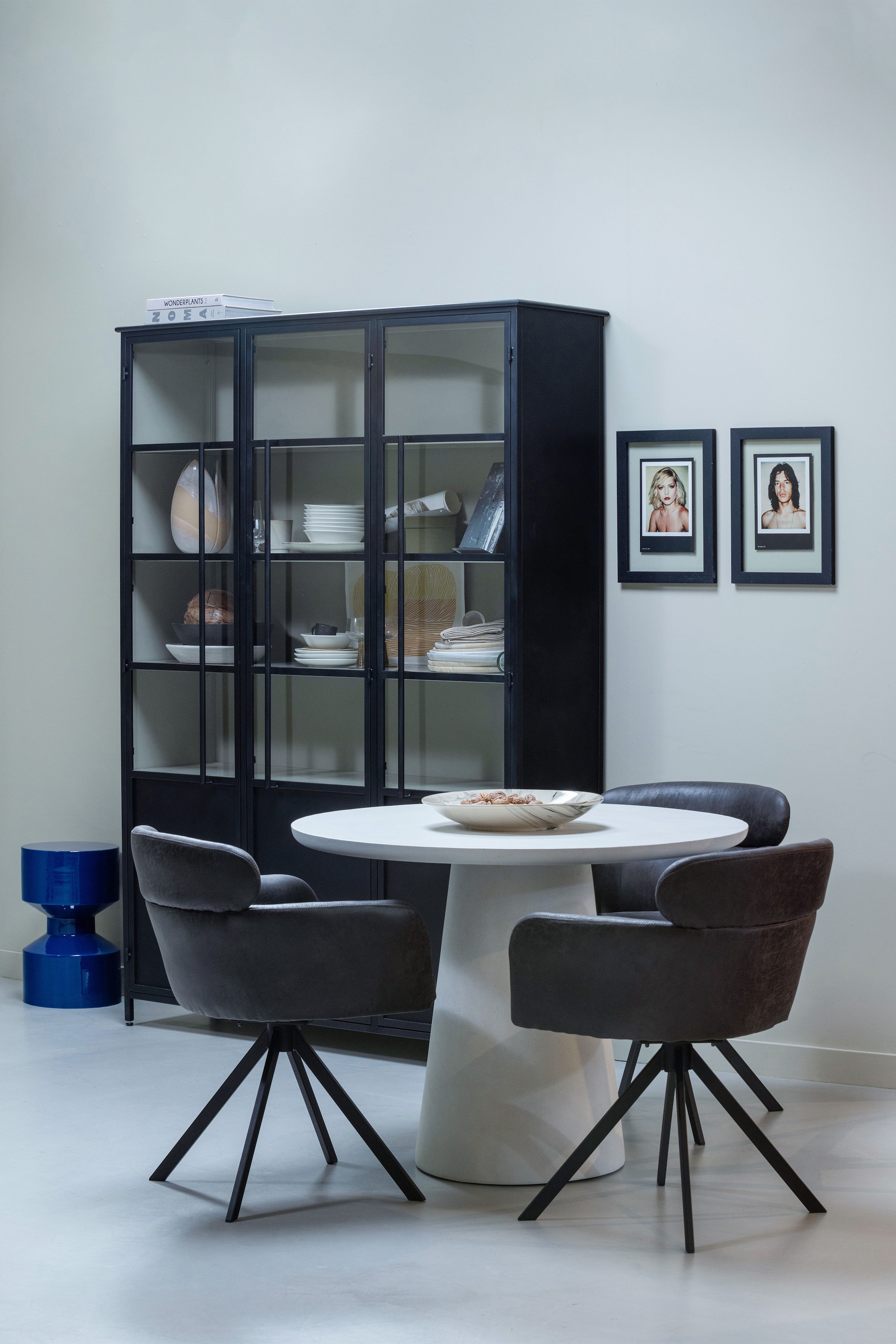 WOOOD Vitrine »WOOOD EXHIBIT XL 3-TÜRIG VITRINE SCHRANK METALL SCHWARZ« Ausstellungsvitrine Exhibit aus mattem Metall bietet 5 stabile Böden