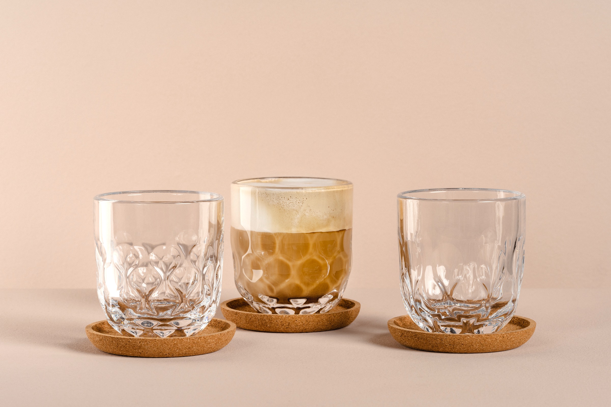 LEONARDO Gläser-Set »Kaffee-Set GOCCE, 220 ml, 6-teilig« 3 Gläser mit unterschiedlichem Tropfenrelief, inkl. Kork-Untersetzer