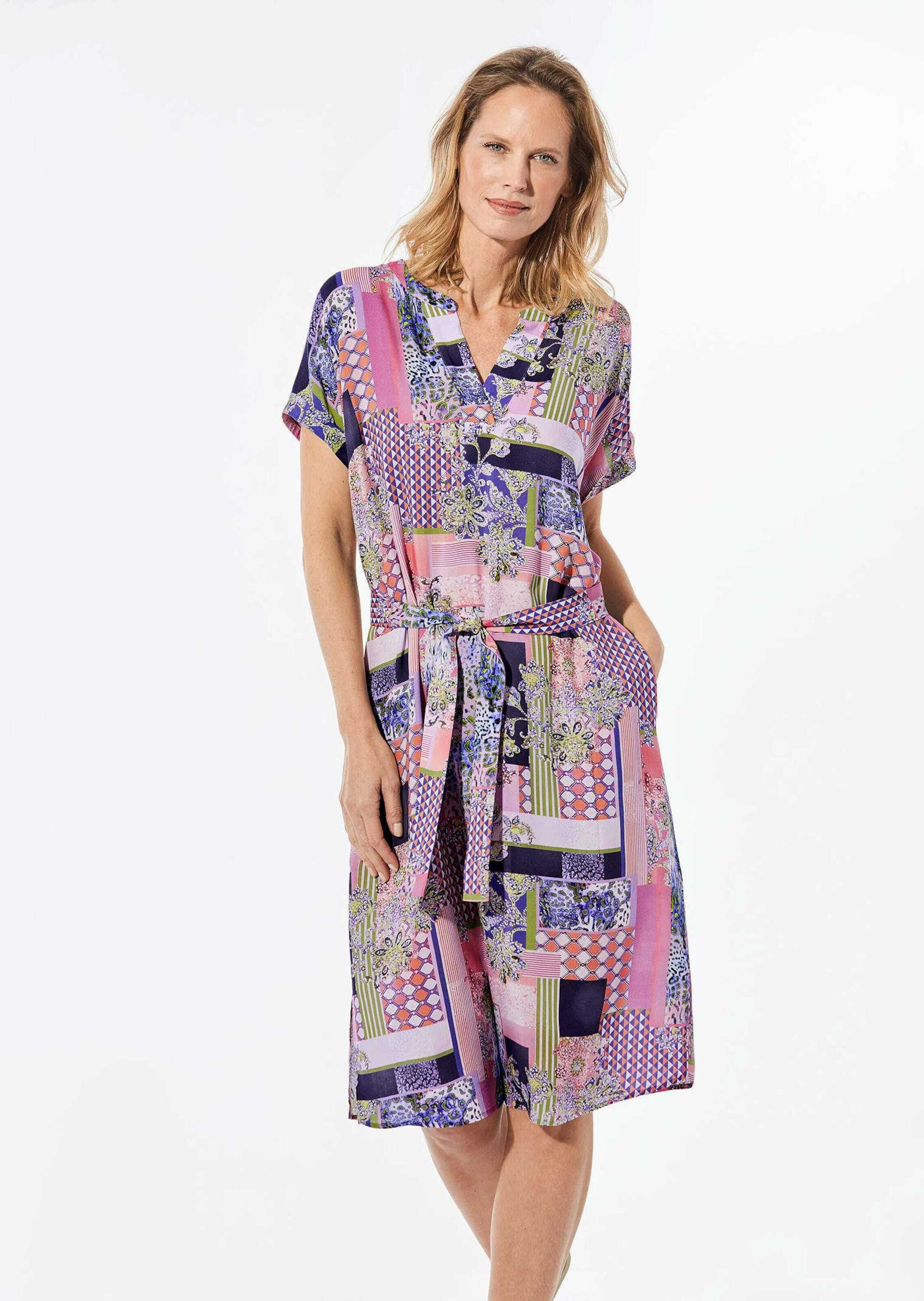 GOLDNER Sommerkleid "Kurzgröße Kleid mit V-Ausschnitt" Nahttaschen Bindegür günstig online kaufen