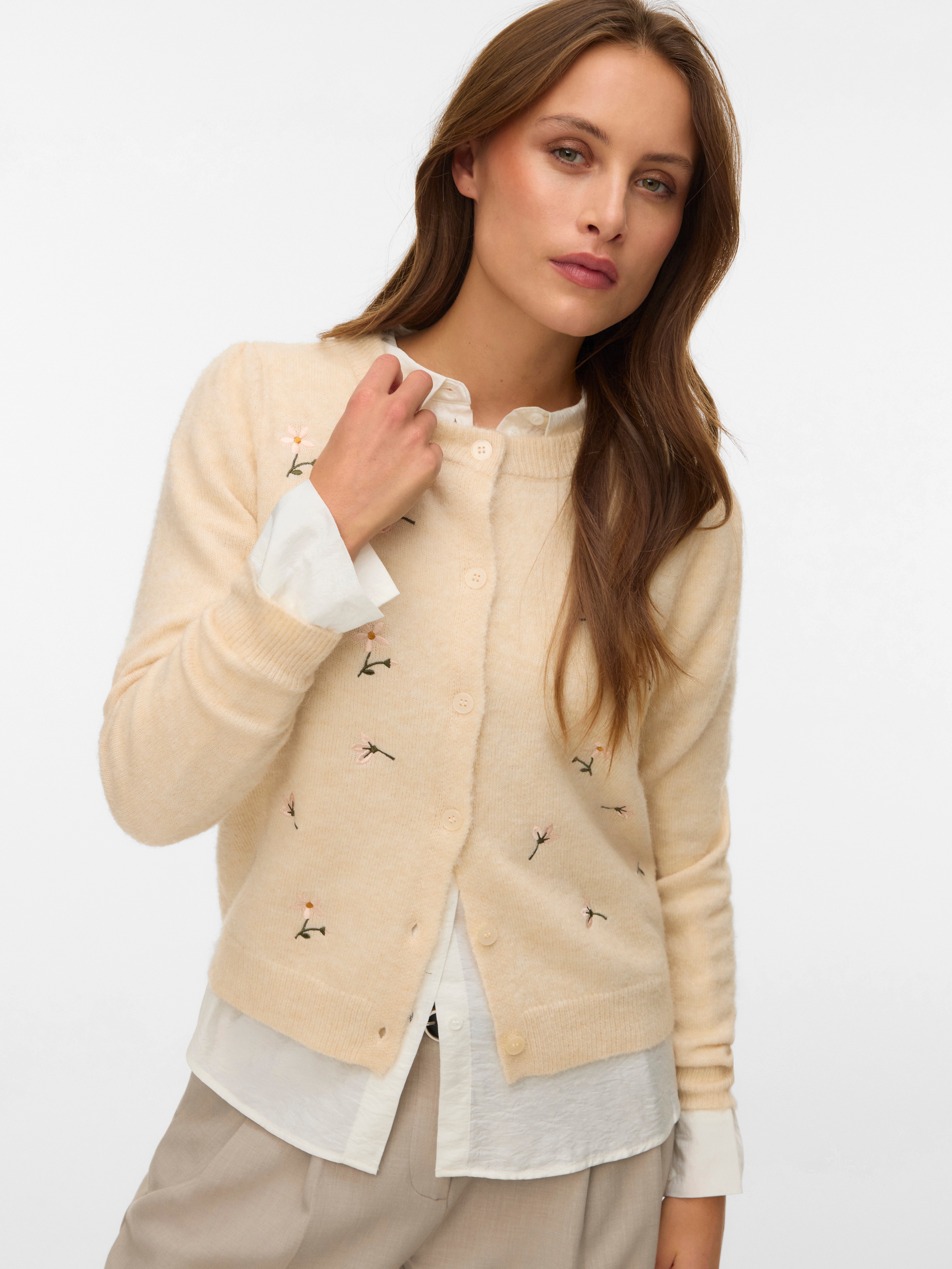 Vero Moda Strickjacke »VMFIORELLA EMB LS O-NECK SHORT CARD BOO« mit Blumenstickerei