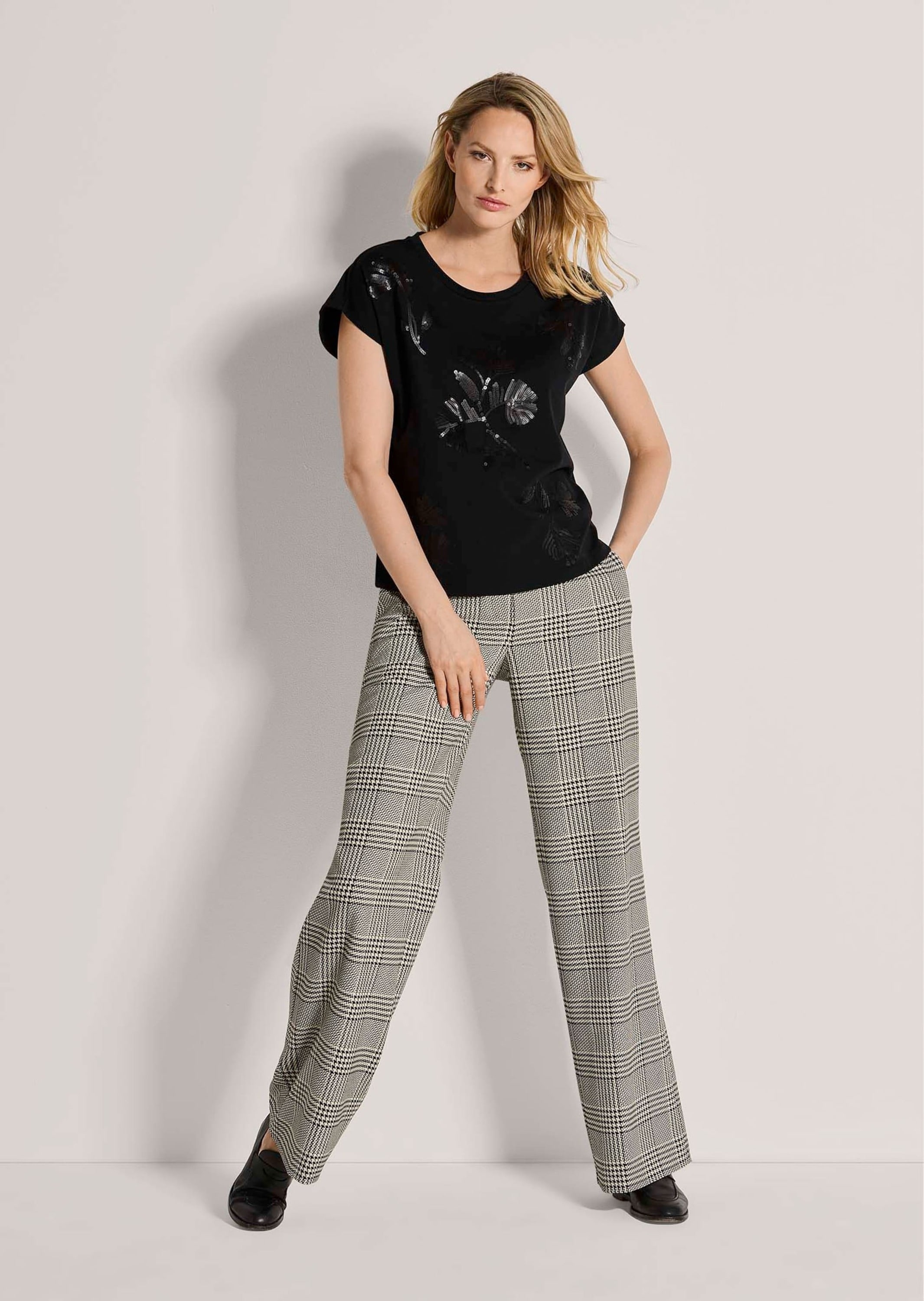 MADELEINE Kurzarmshirt »Shirt Pailletten-Shirt mit Blütenmotiv«