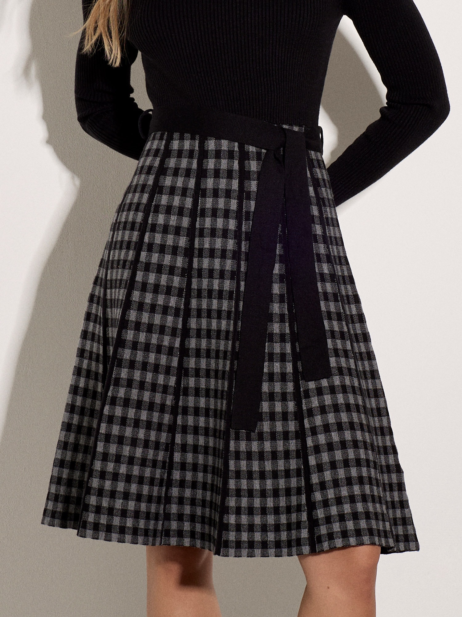 Apricot Midikleid »Strickkleid« mit Stoffgürtel, 2 Stk. tlg. mit kariertem Rockteil