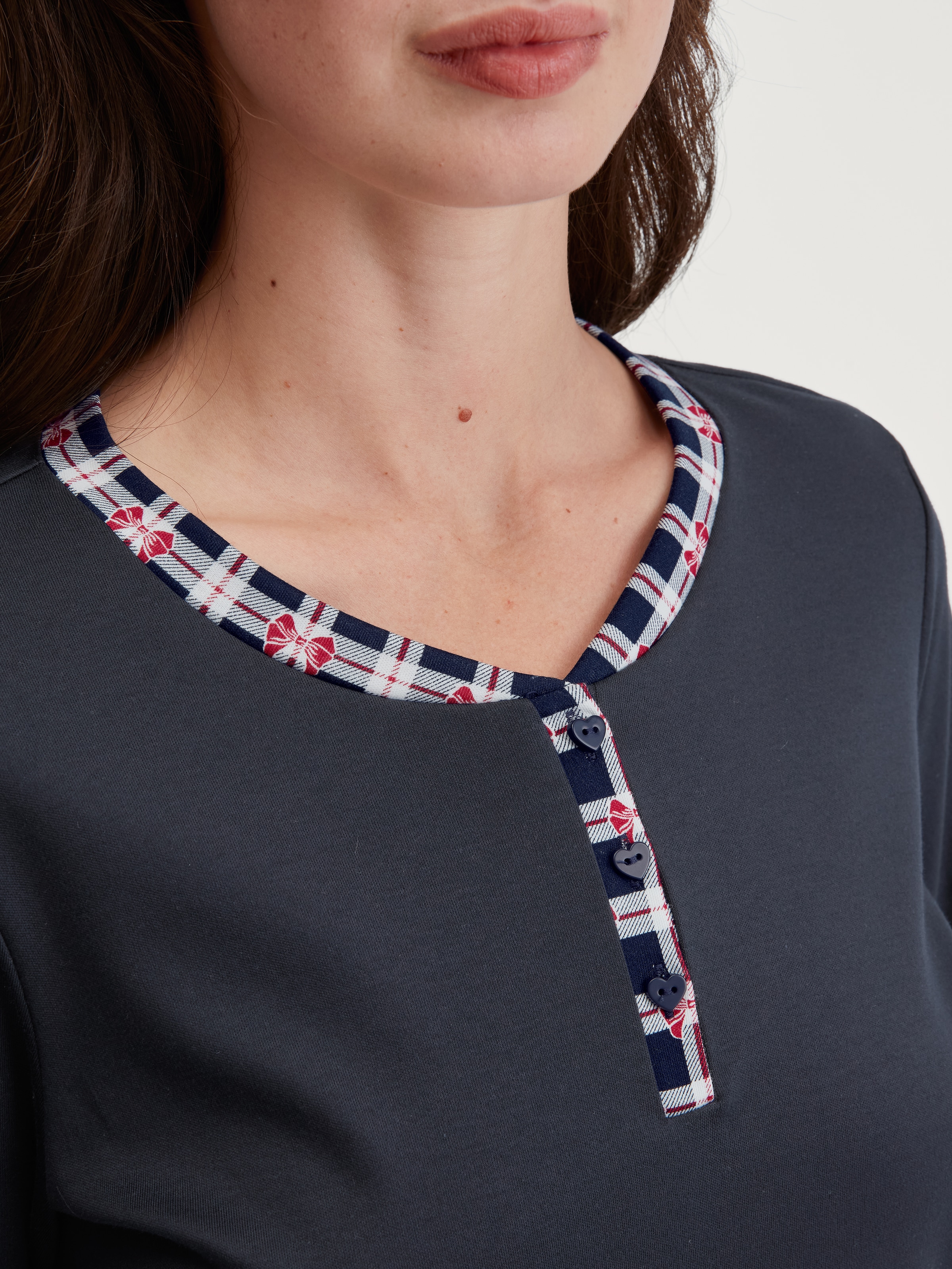 CALIDA Schlafanzug »Family & Friends« 2 Stk. tlg., Knopfleiste, Pure Cotton, Langarm, Serafino-Ausschnitt, weich