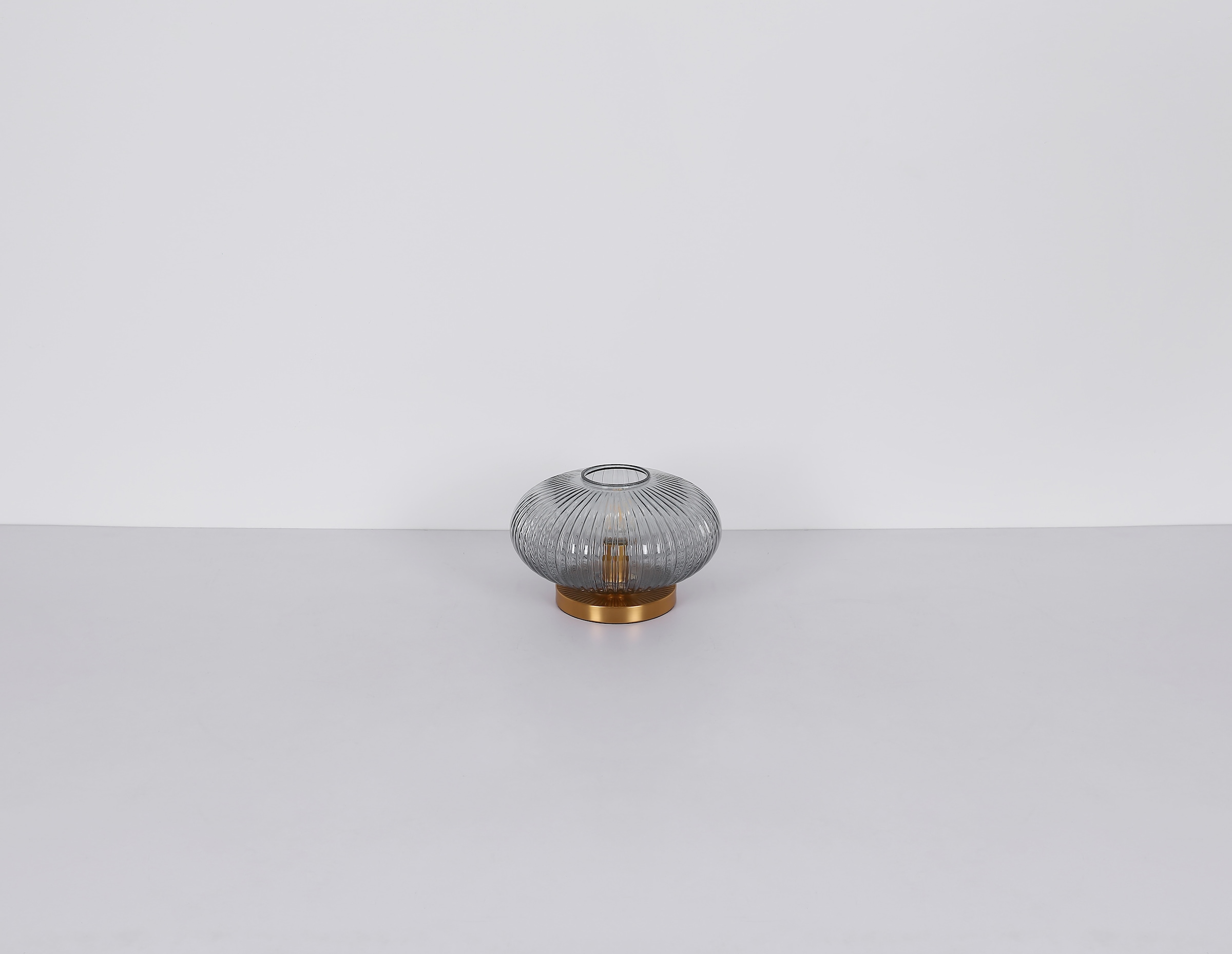 GLOBO LIGHTING Tischleuchte »NORMY« E27 1 Stk. Messingfarbene Tischleuchte mit rauchfarbenem Glas, E27 60W