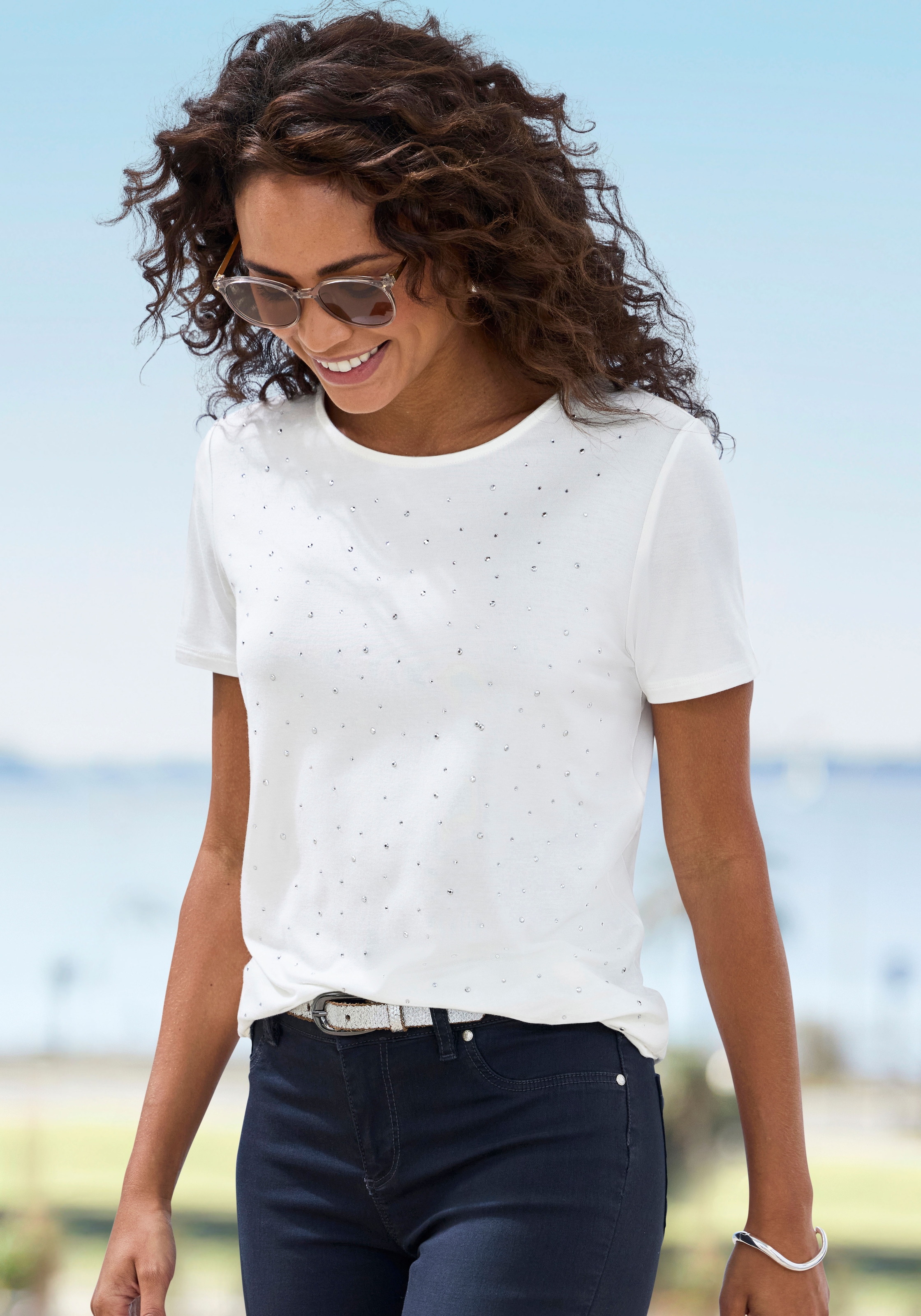 LASCANA T-Shirt "mit funkelnden Strass-Steinen vorn", aus weichem Viskose-S günstig online kaufen