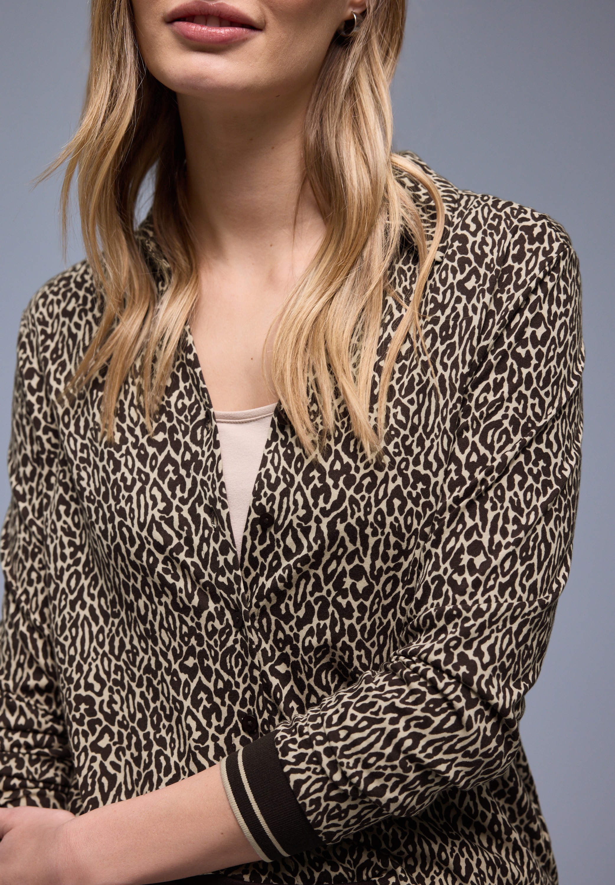 Langarmshirt STREET ONE, Damen, Gr. 42, molten earth, Stoff, 50% Modal, 50% Baumwolle, normal normal, V-Ausschnitt, elastischer Bund, Shirts Langarmshirt, im Leo Design 2