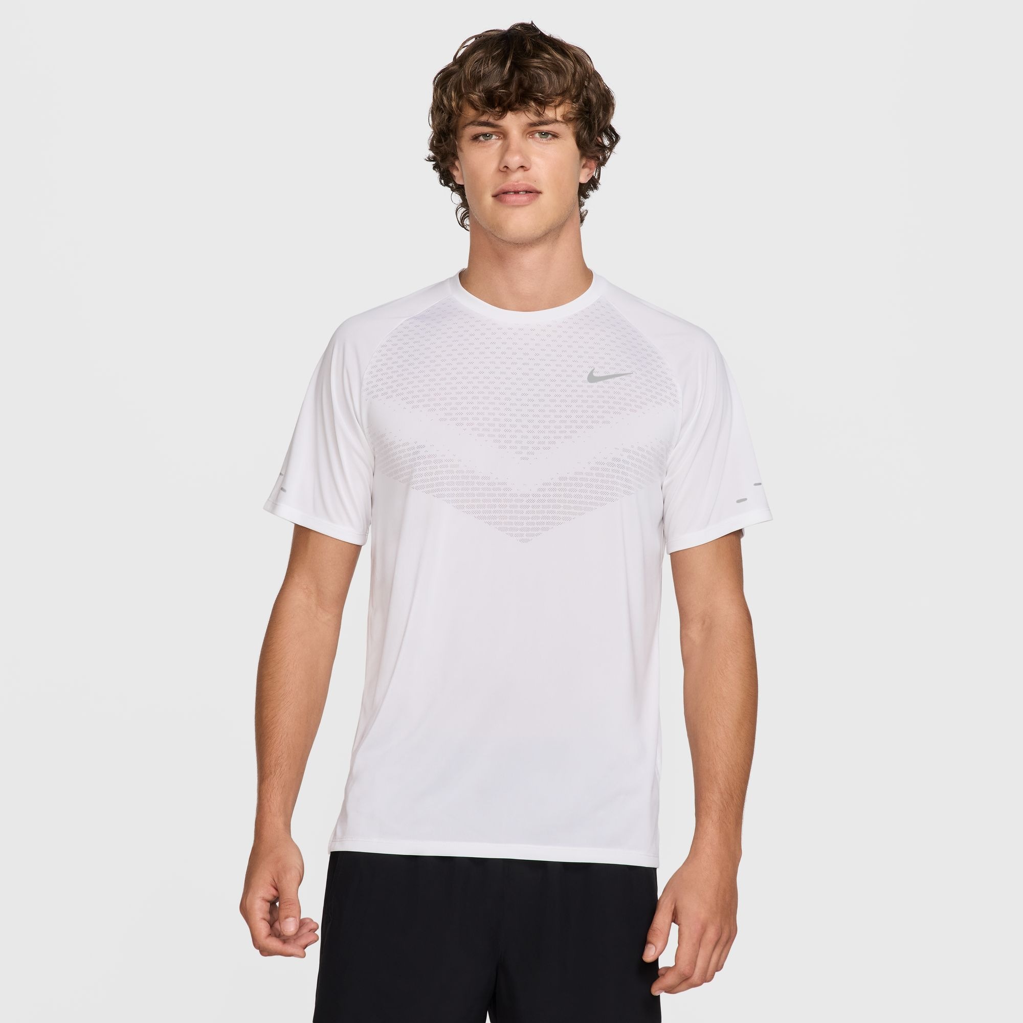 NIKE Herren Laufshirt "Nike Stride Men's Dri-FIT ADV Short-Sleeve Running Top"weiß, reflect, Gr. S, Obermaterial: 100% Polyester, Shirts