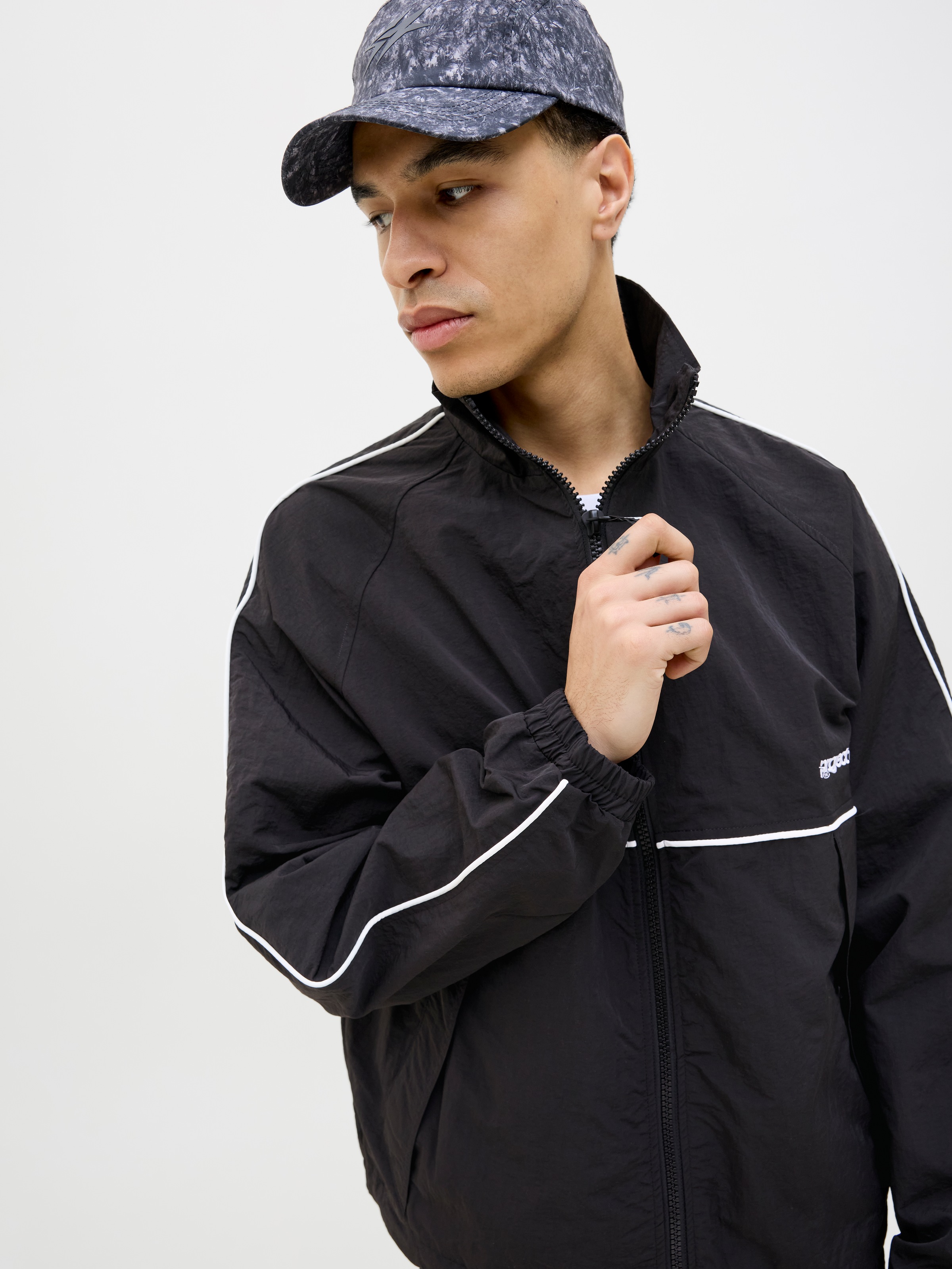 Jack & Jones Outdoorjacke »JCOUNION TRACK JACKET SN«, ohne Kapuze, Mit stylischem Print