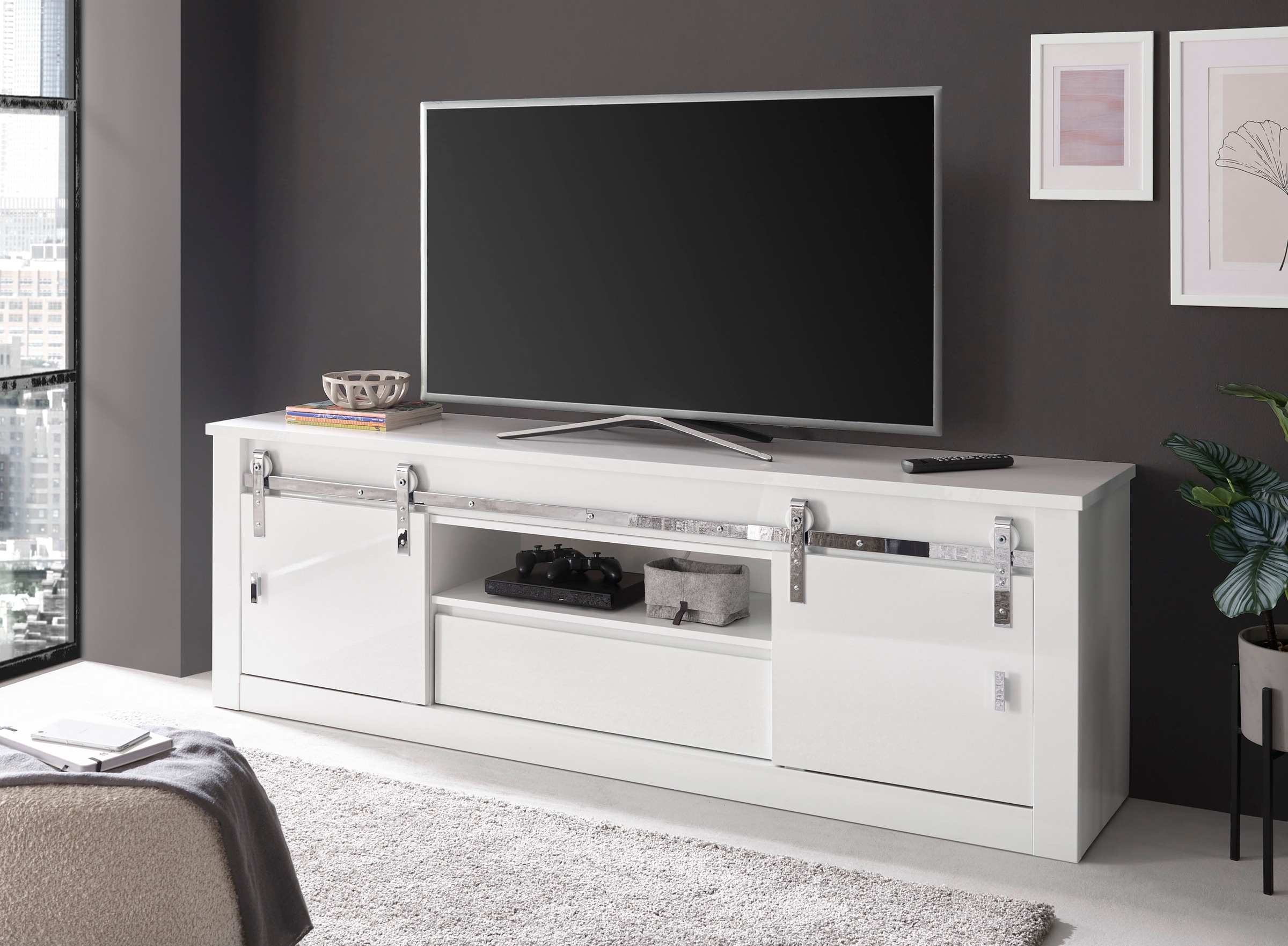 Home affaire Lowboard »Daytona, moderner TV-Unterschrank, Kommode in Weiß Hochglanz« mit Schiebetürenbeschlag in Chrom-Optik, ausreichend Stauraum