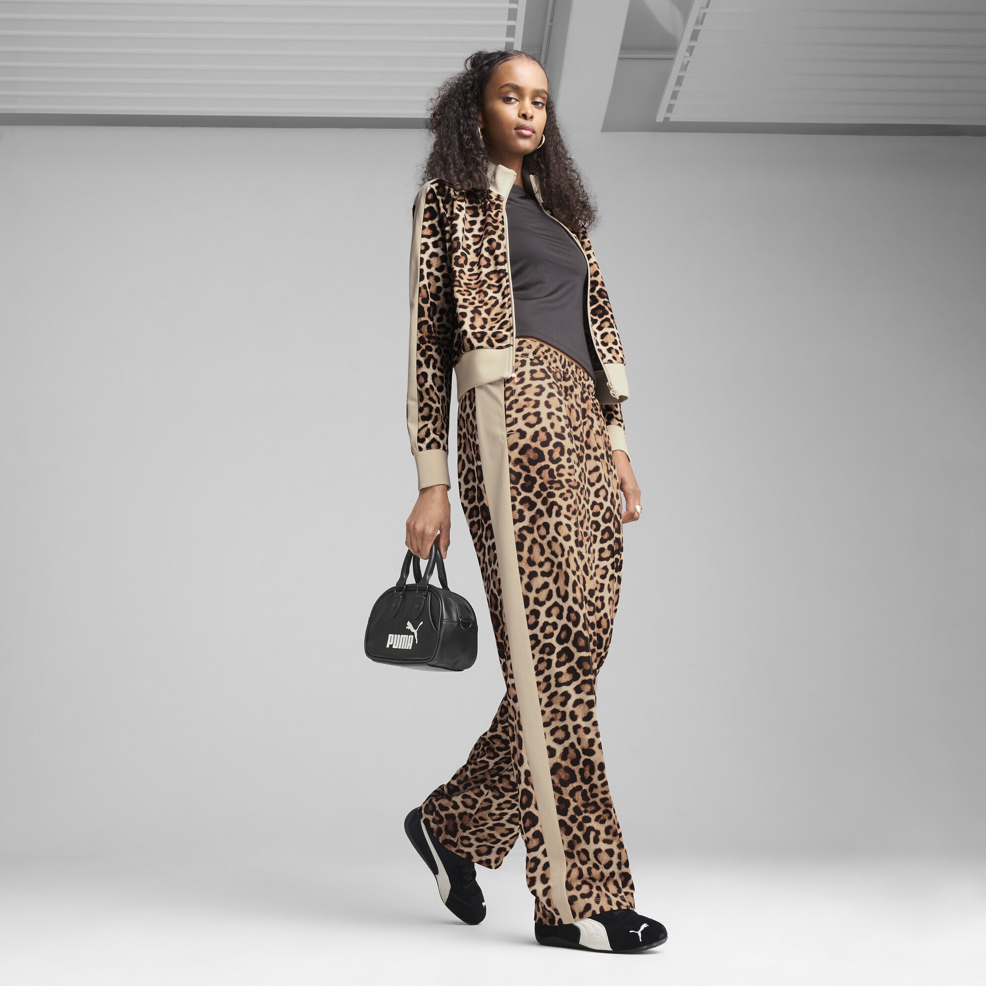PUMA Sporthose »T7 LEO LUXE Straight Hose mit Allover-Print Damen«
