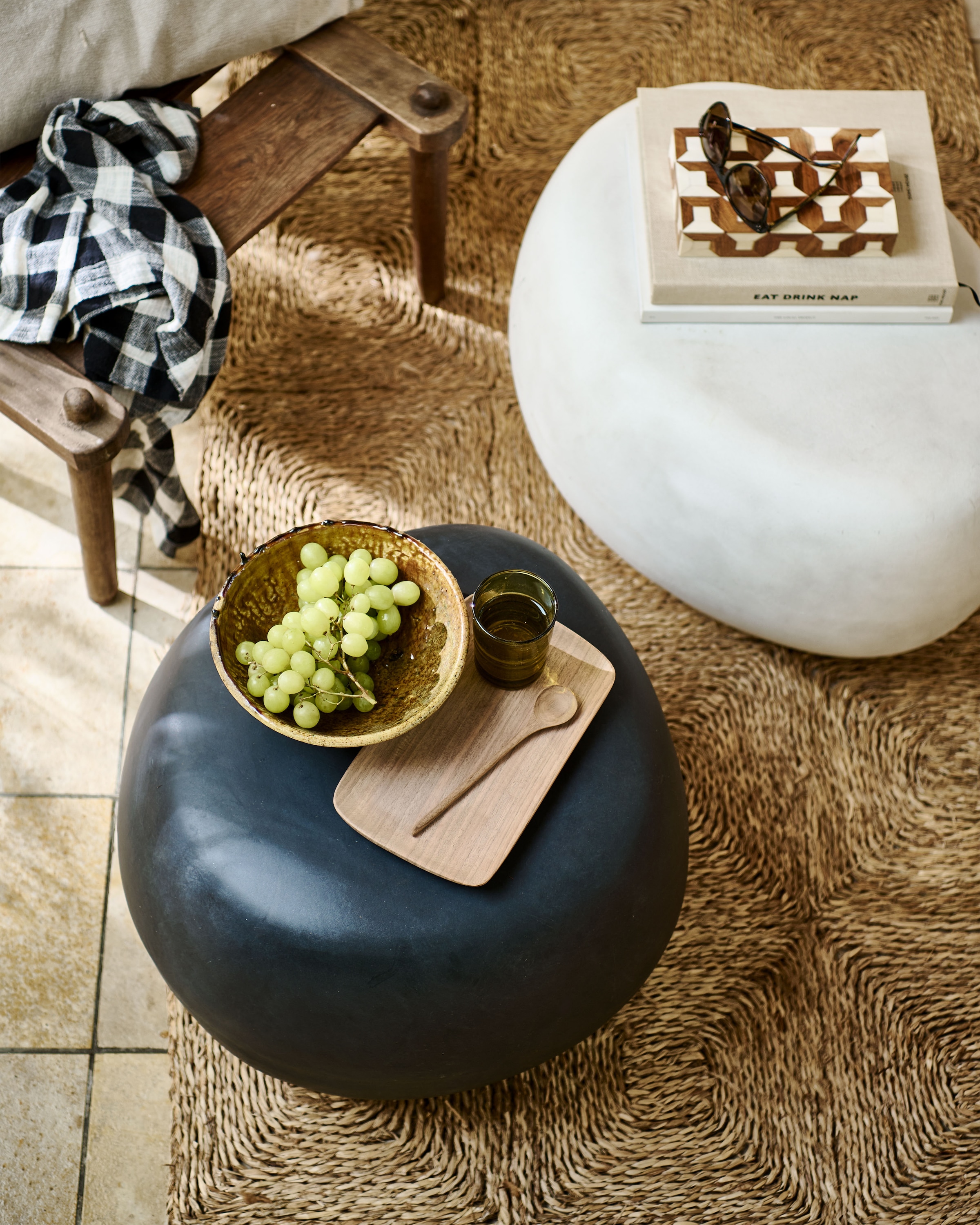 WOOOD Beistelltisch »Pebble aus Fiberclay mit abgerundeter organischer Form« Tragkraft 90 kg, Glasfaser-Ton-Verbundmaterial, pflegebedürftig