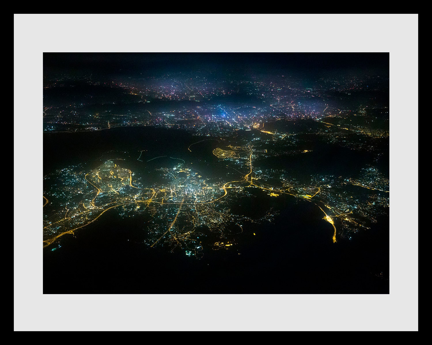 queence Bild »BLINDING LIGHTS«, Städte-Amerika-Stadt-Bilder von Amerika-Flugzeuge-Flughafen, (1 St.), HD Premium Poster-Druck inkl. Holzrahmen