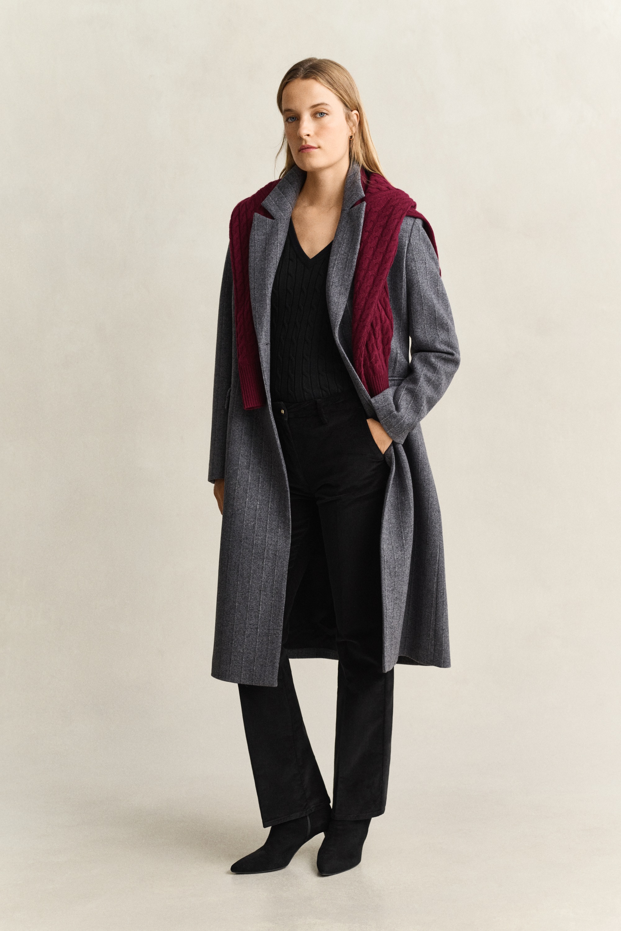 Gant Strickpullover »STRETCH COTTON CABLE V-NECK« mit Logostickerei auf der Brust