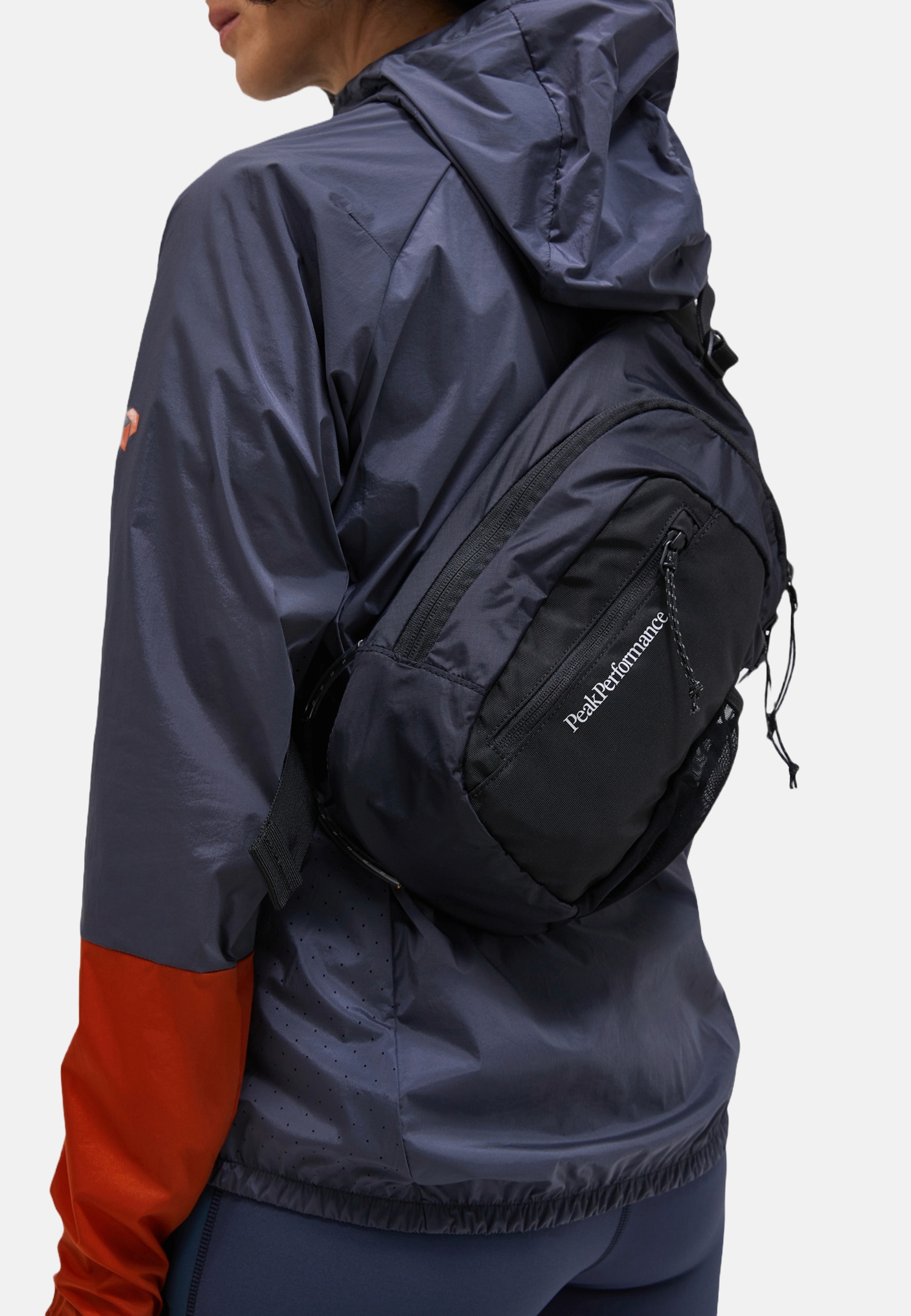 Peak Performance Umhängetasche »Outdoor Slingbag« mit dezenten Farbdetails