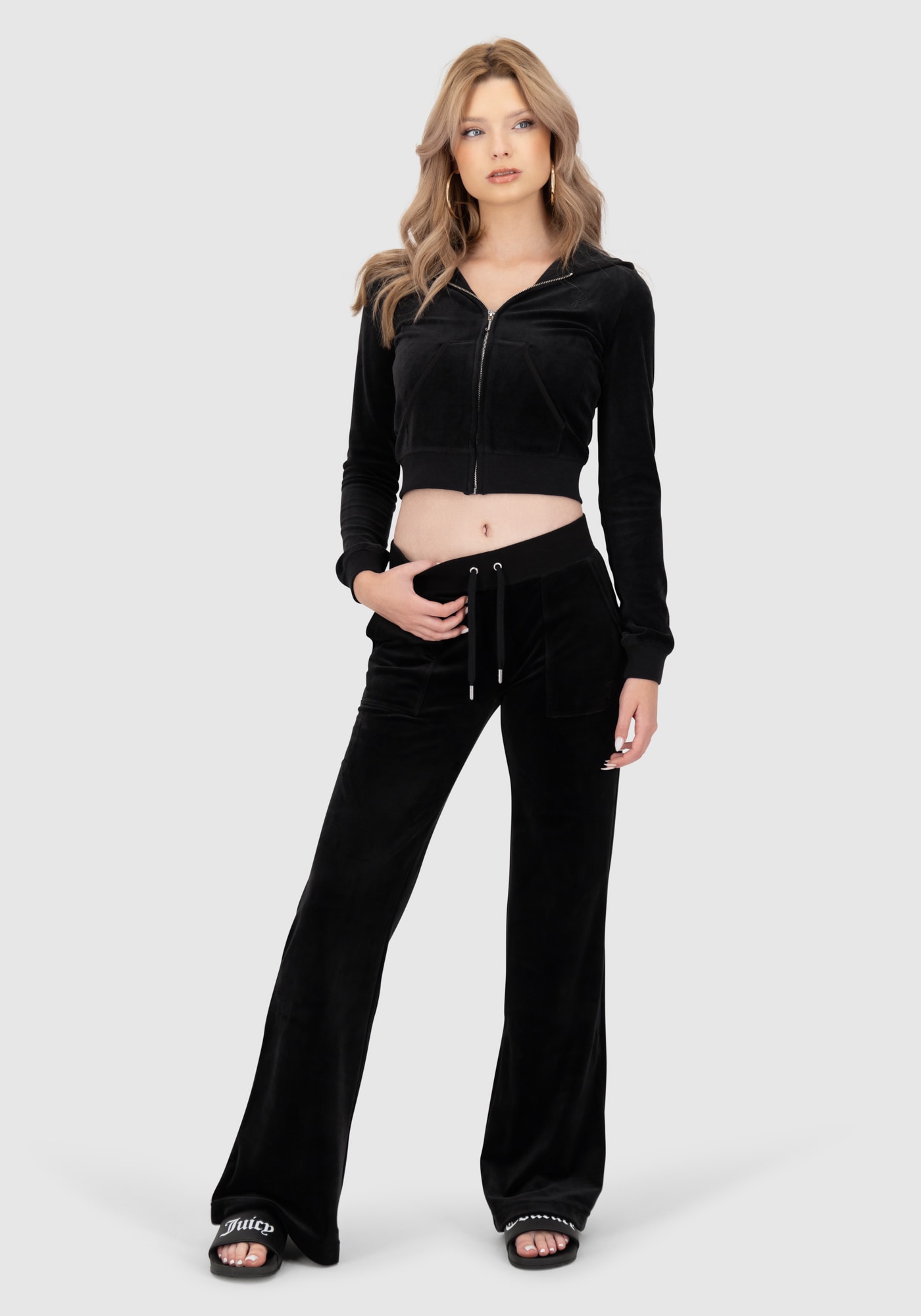 Juicy Couture Sweathose »LAYLA LOW RISE POCKETED FLARE PANT Damen«, Trainingshose Damen, Sweathose, Velour, Jogginghose mit Glitzer, Sale