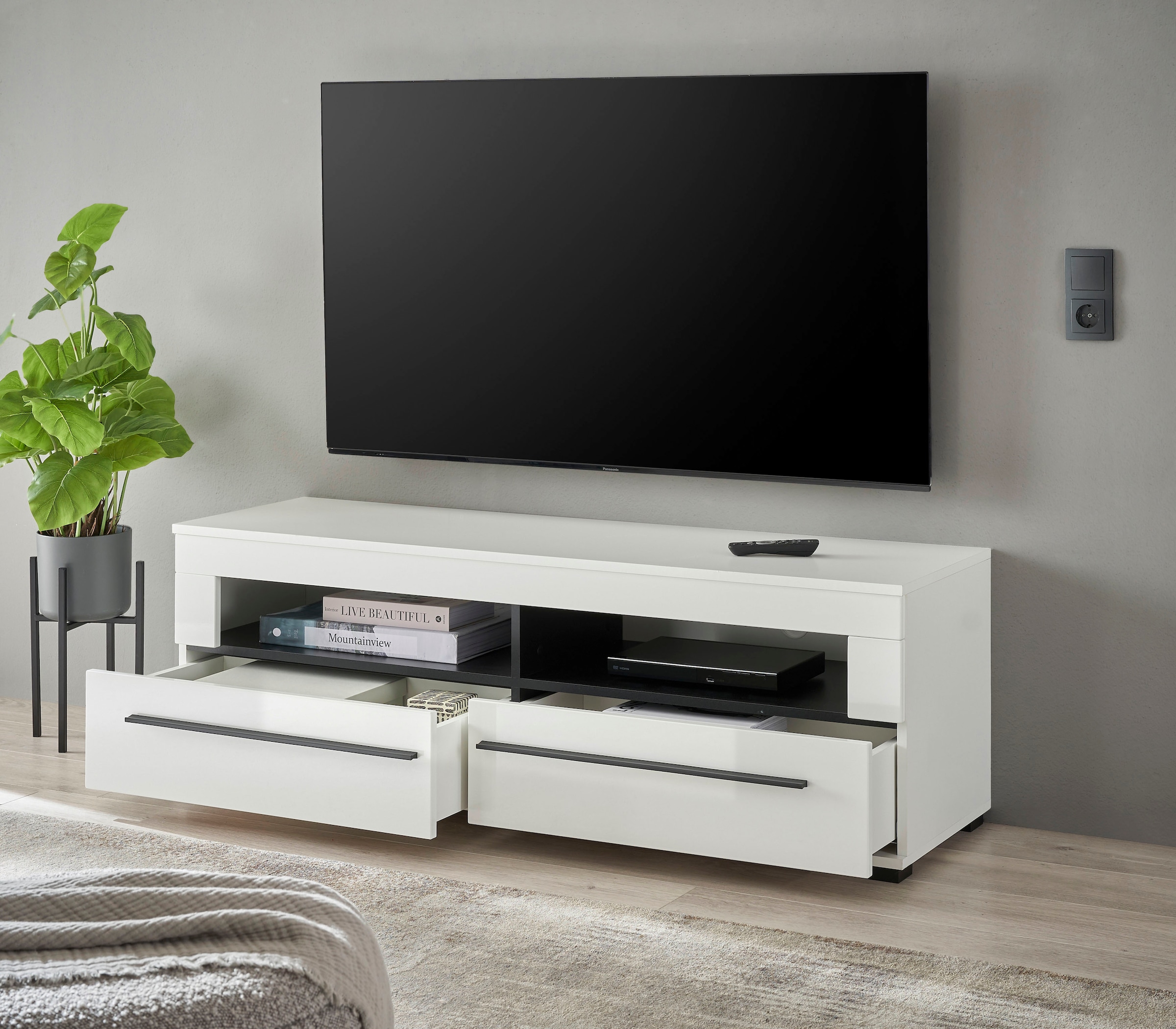 INOSIGN Lowboard »modernes TV-Unterteil, Kommode in Eiche Evoke oder weiß«, schwarze Stangengriffe, ausreichend Stauraum, vielseitig einsetzbar