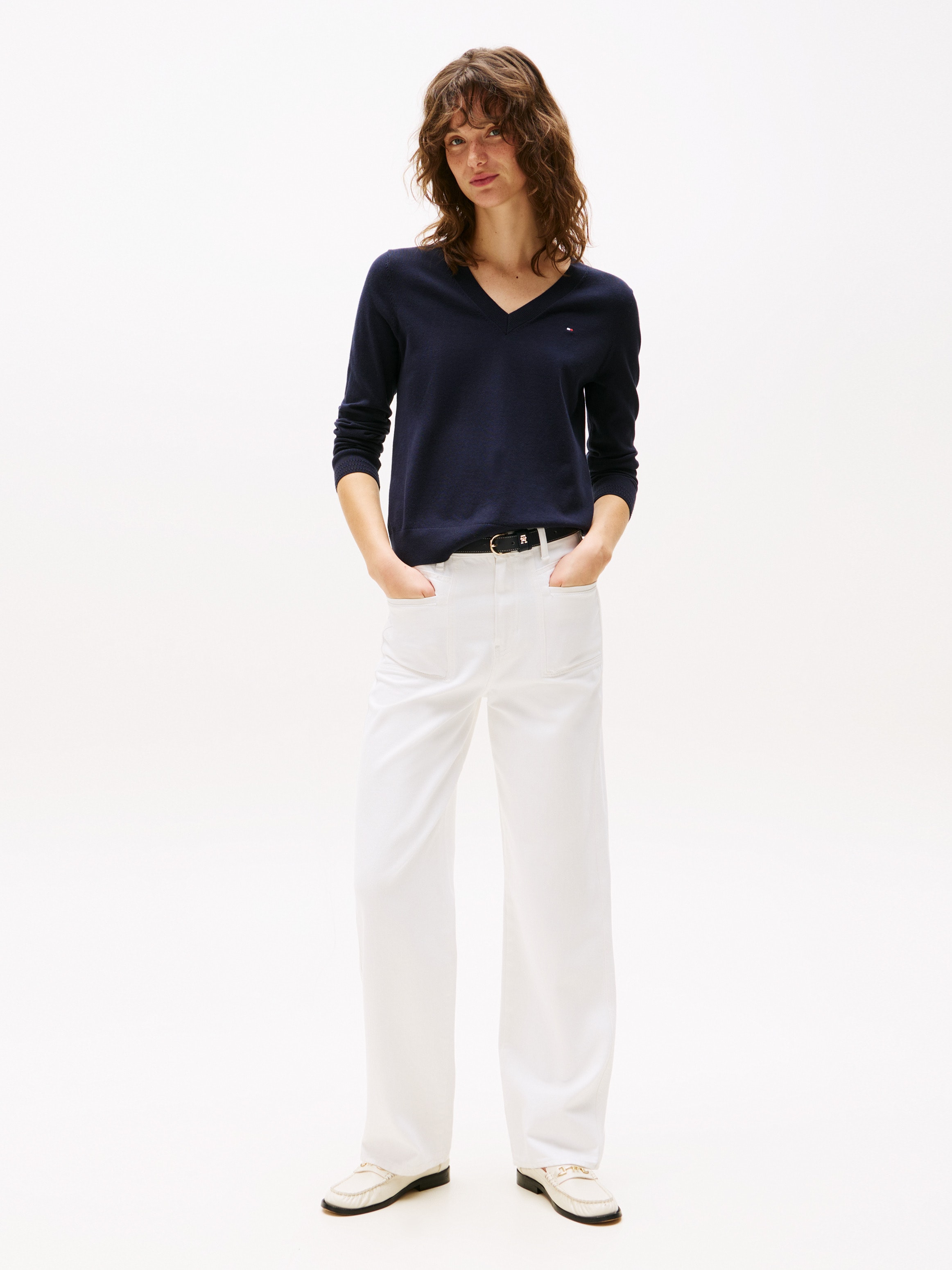 Tommy Hilfiger V-Ausschnitt-Pullover »CO JERSEY STITCH V-NK SWEATER«, Kontrastfarbene Streifen im Ausschnitt und Logo Stickerei am Ärmel