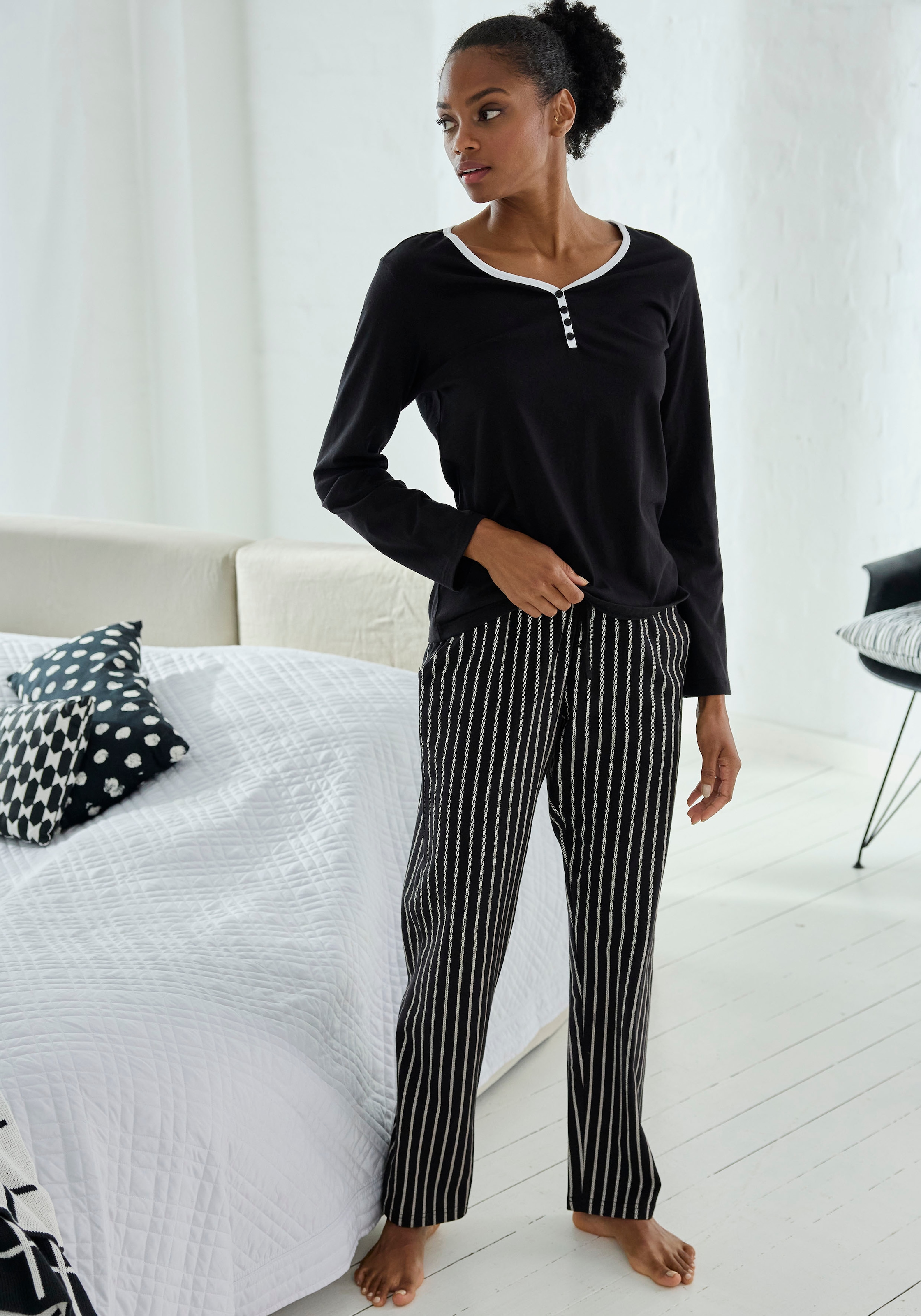 Vivance Dreams Pyjamaoberteil, mit Paspel und kurzer Zier-Knopfleiste