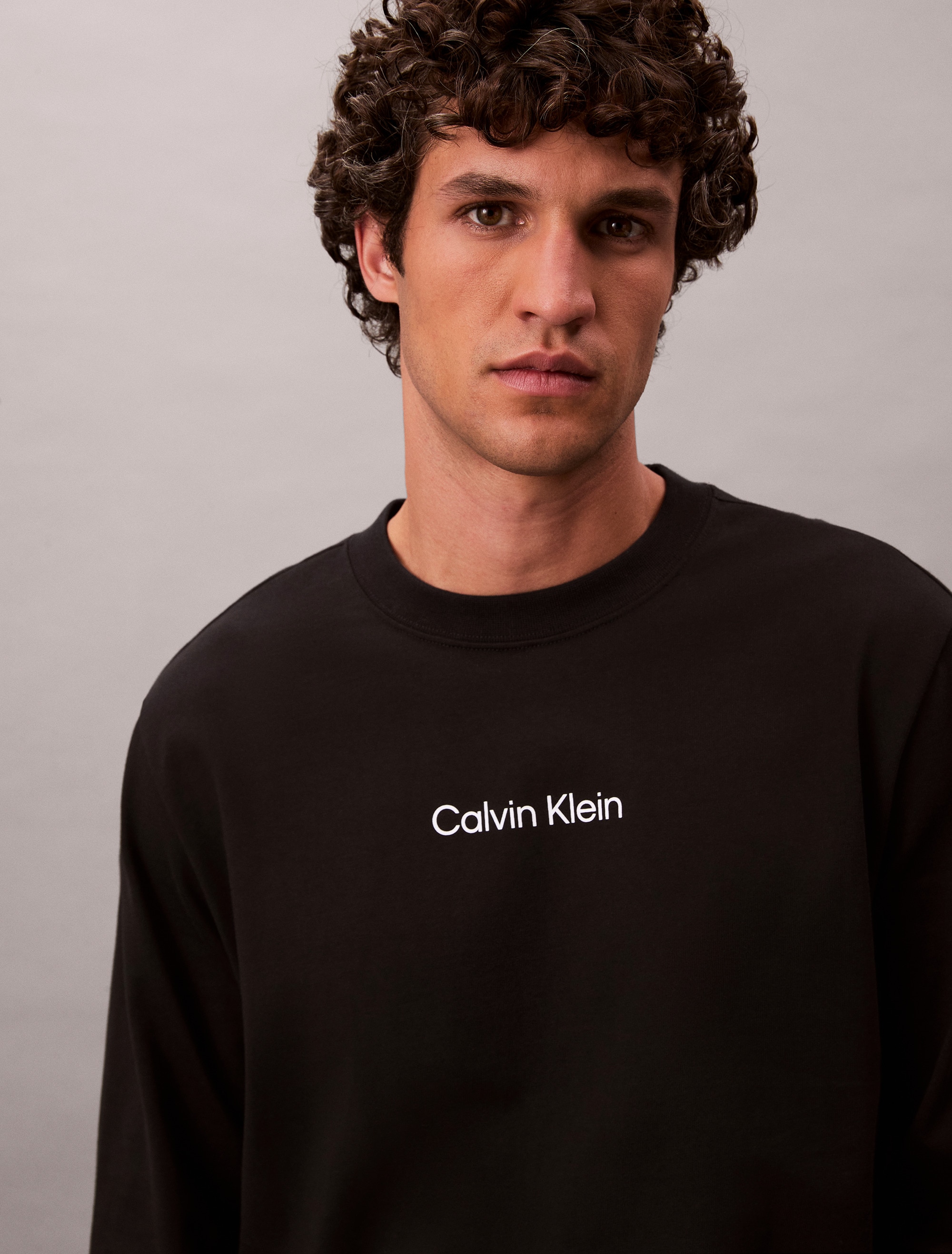 Calvin Klein Langarmshirt »LS RLXD STANDARD LOGO CREWNK TEE«, Rundhalsausschnitt, relaxed fit