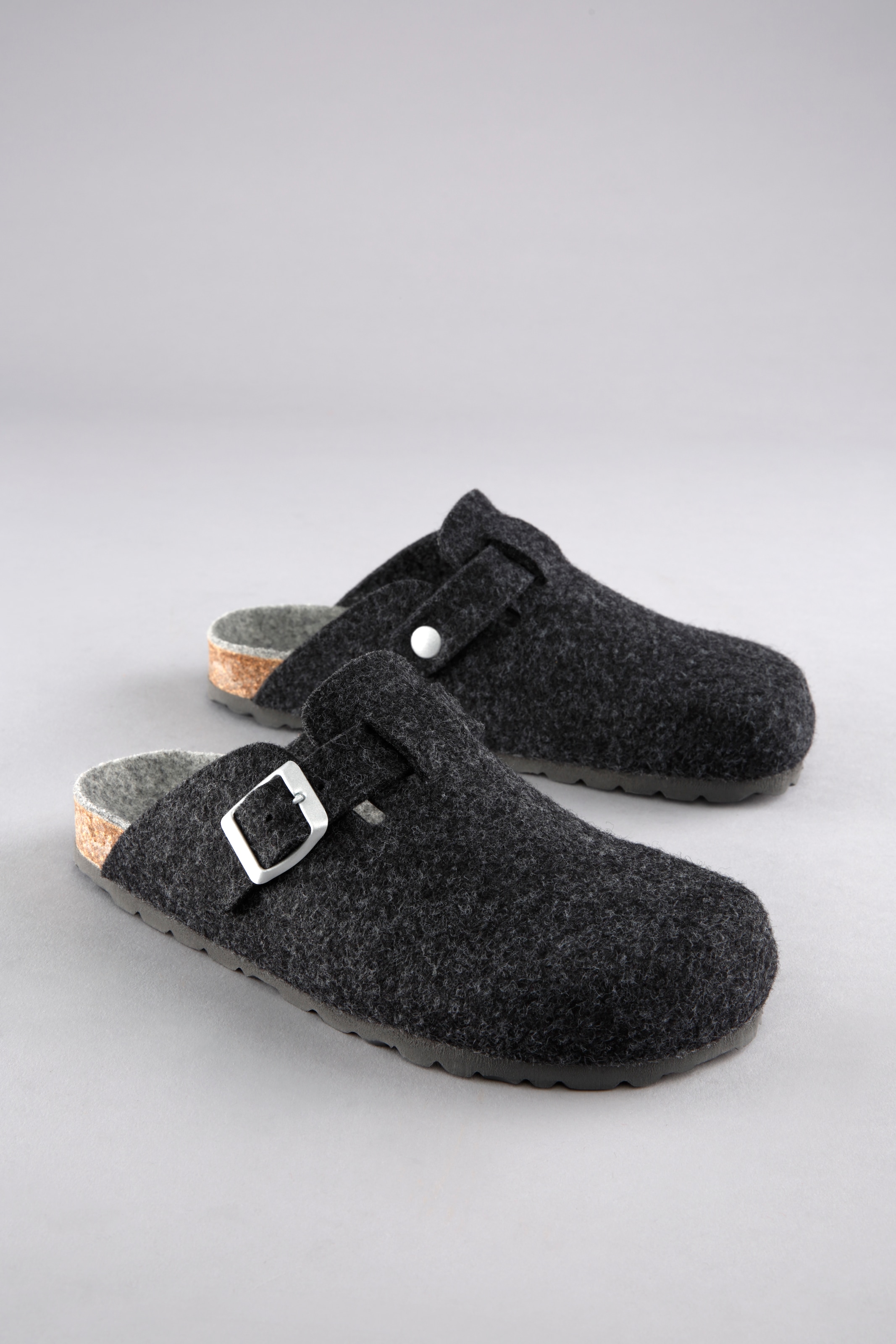 Aniston SHOES Clog Hausschuh, Homeslipper mit verstellbarem Riemchen