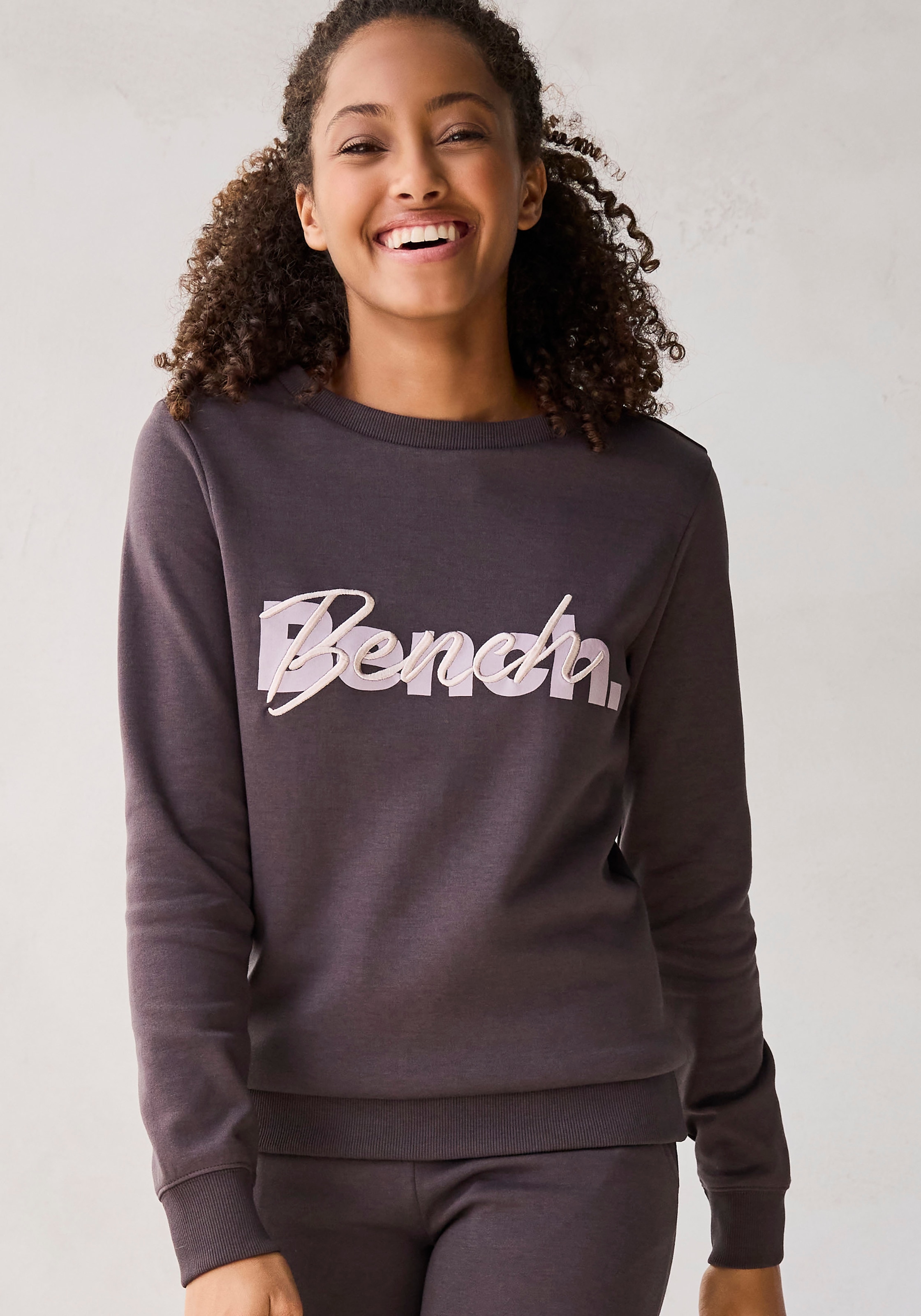 Bench. Loungewear Sweatshirt, mit Logodruck und Stickerei, Loungeanzug