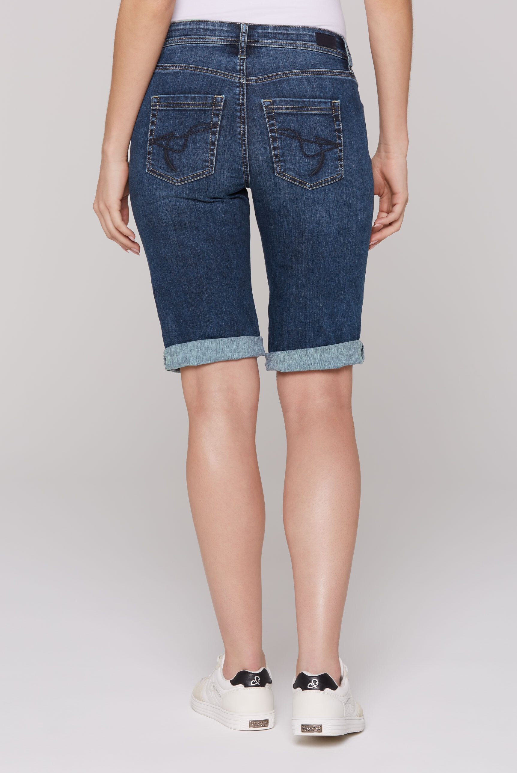 SOCCX Jeansshorts, mit zwei Knöpfen am Bund