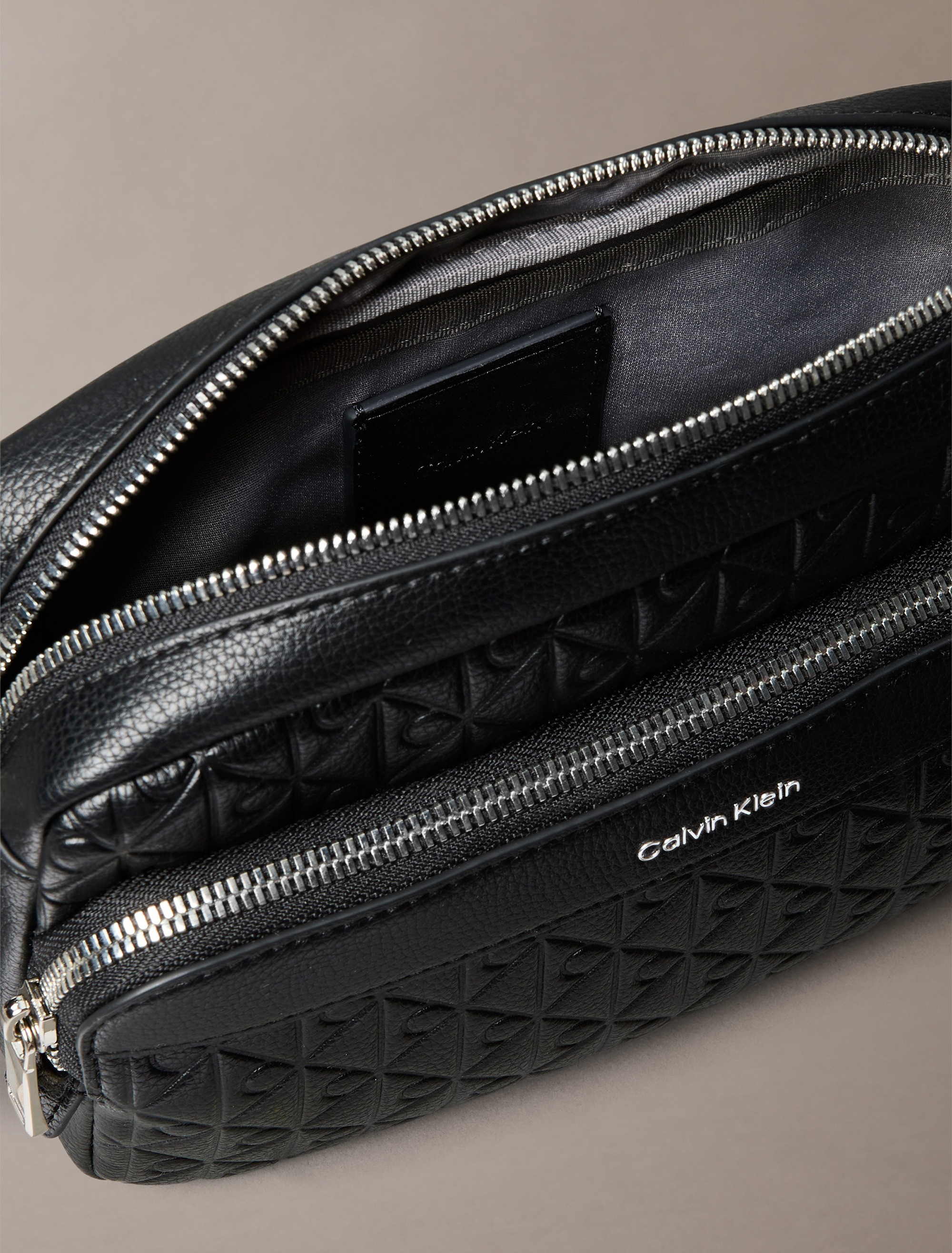 Calvin Klein Kameratasche »EMBLEM EMBOSS CAMERA BAG«, Mini Bag, Umhängetasche, Schultertasche, Handtasche Damen