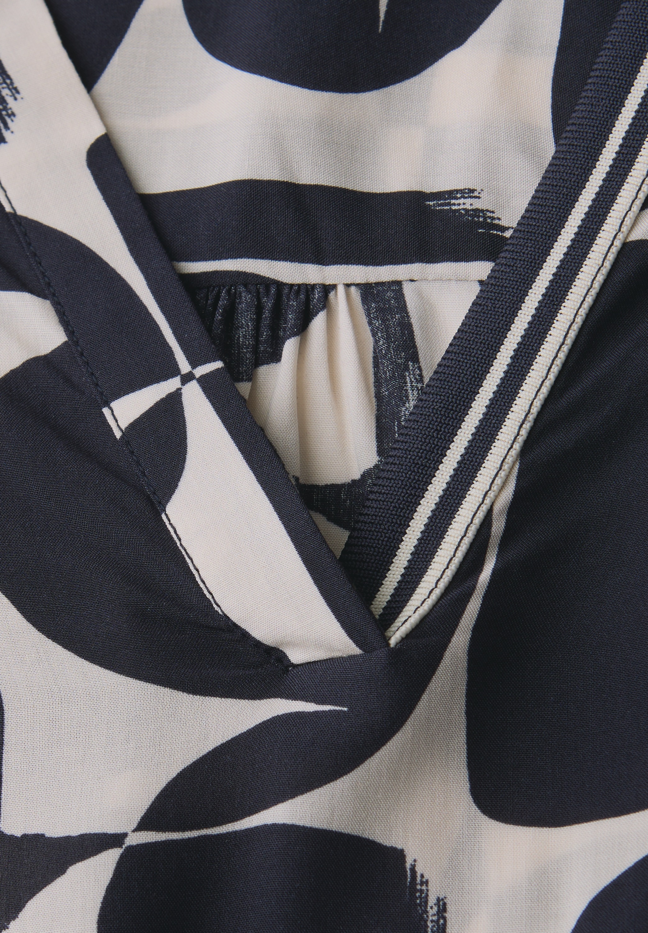 STREET ONE Langarmbluse mit grafischem Muster und Tape-Details