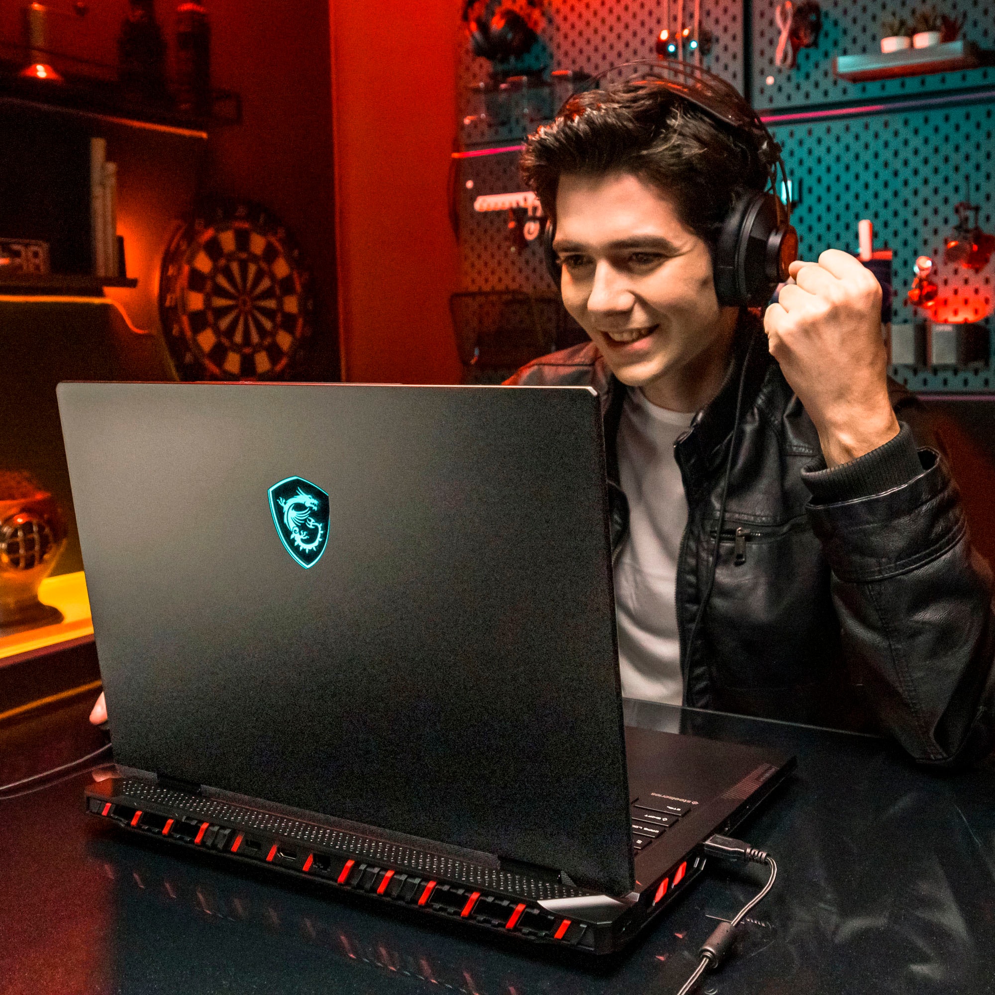 MSI Gaming-Notebook »Raider 18 HX AI A2XWJG-074«, 45,8 cm, / 18 Zoll, Intel, Core Ultra 9, GeForce RTX 5090, 2 GB SSD