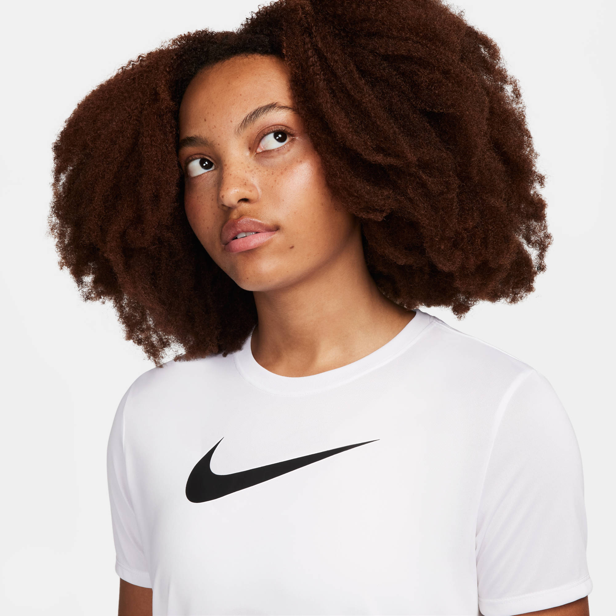 Thumbnail - Nike T-Shirt "Nike Womens Dri-FIT Graphic T-Shirt" für Erwachsene, leichtes Material, aus Polyester, sportlicher Stil