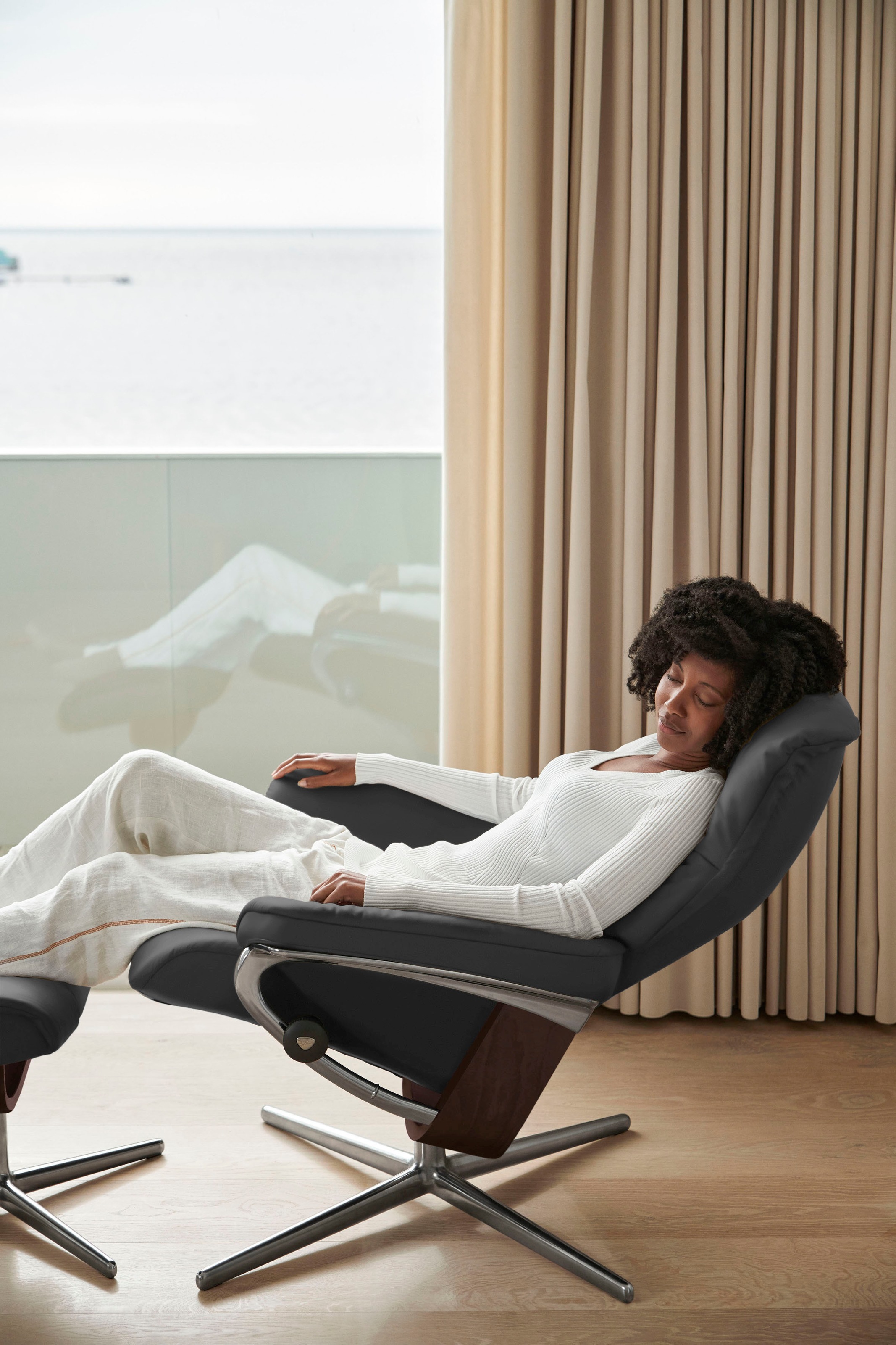 Stressless® Relaxsessel »Mayfair«, (Set, Relaxsessel mit Hocker), mit Hocker, mit Cross Base, Größe S, M & L, Holzakzent Braun