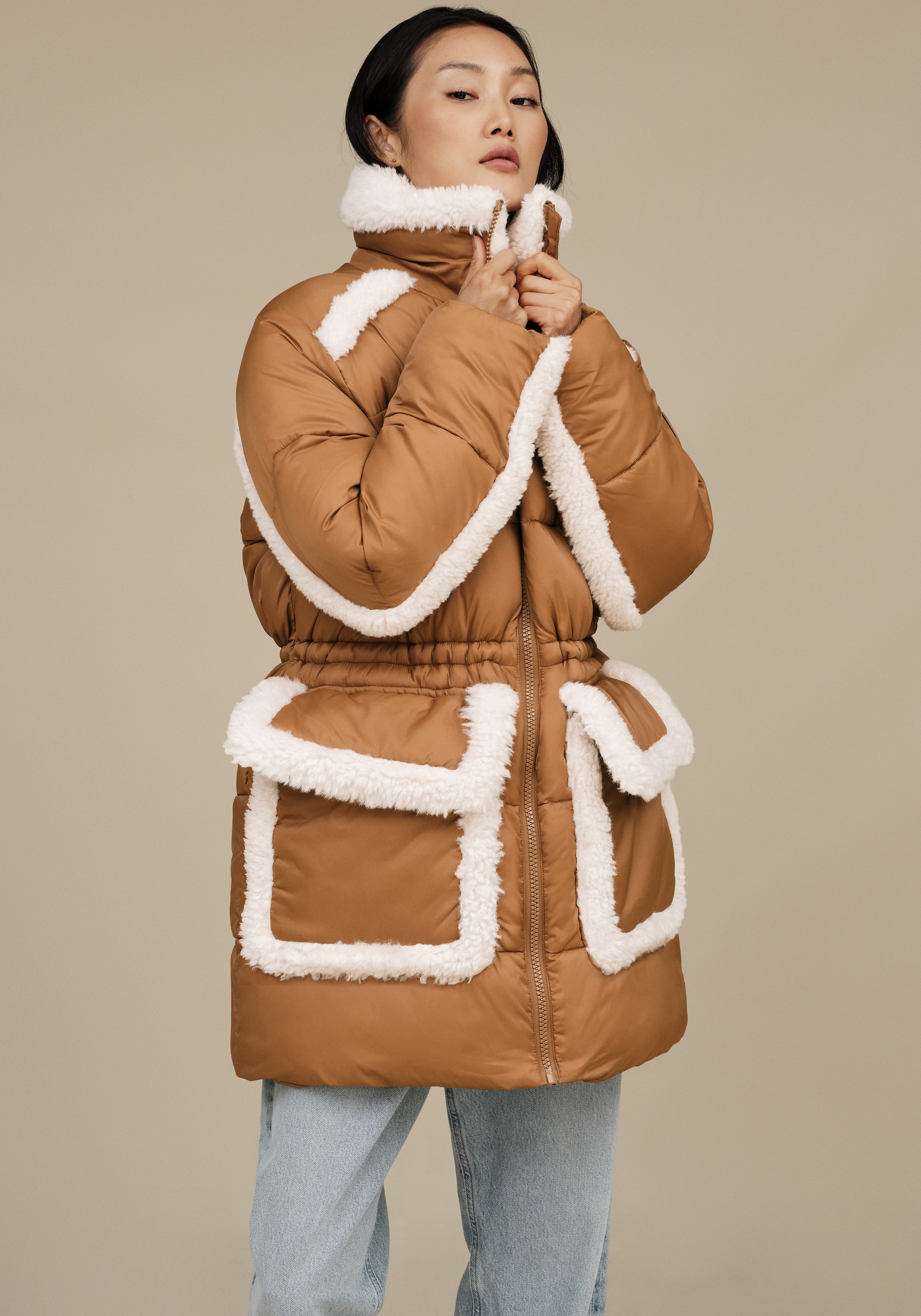 Steppmantel »W AMAL PLUSHSEAM PUFFER COAT«, mit Plüschapplikationen