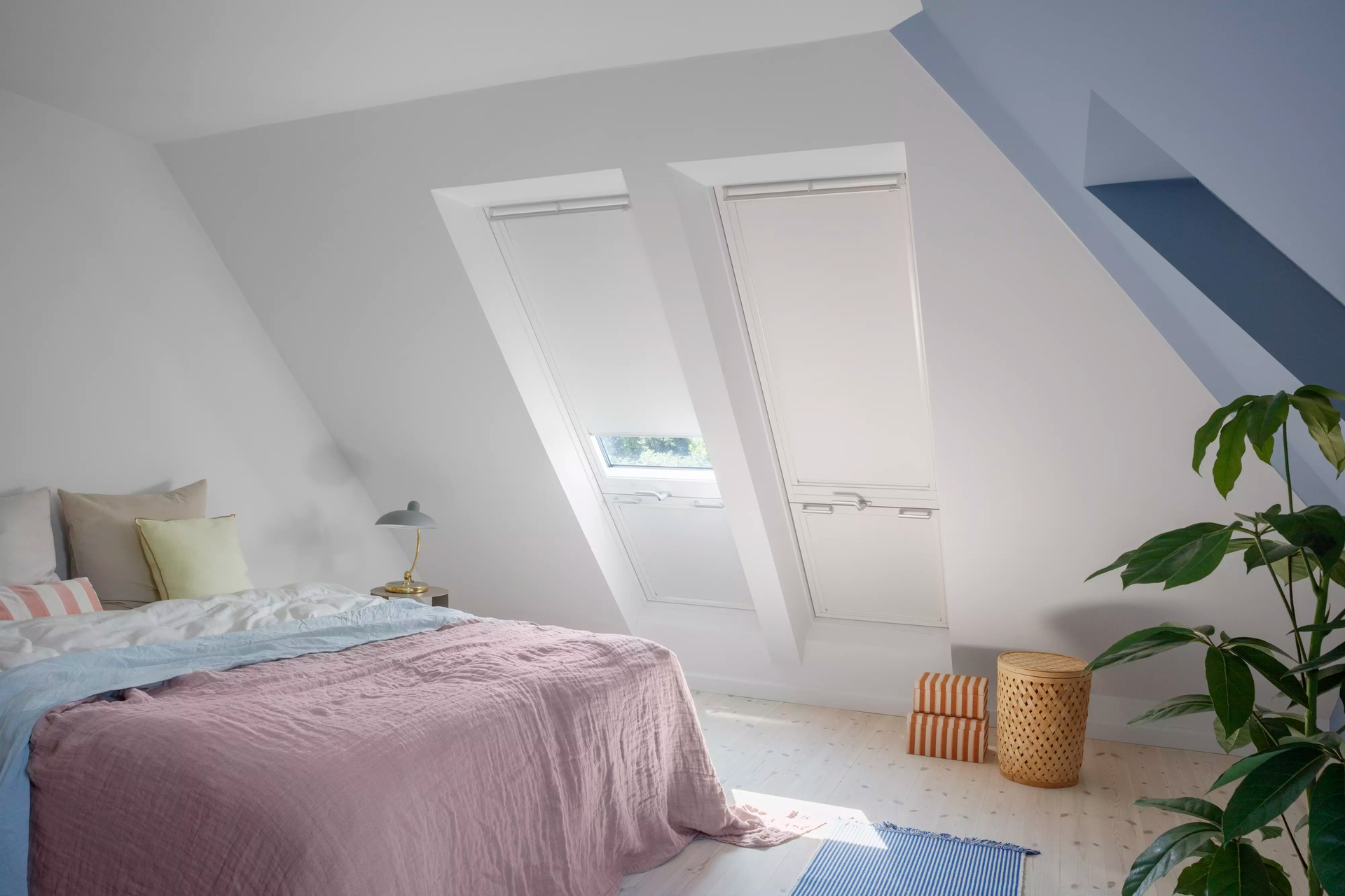 VELUX Verdunklungsrollo »DKL 1025S«, verdunkelnd, ohne Bohren, in Führungsschienen, Stoff weiß mit weißen Führungsschienen & Griffleiste
