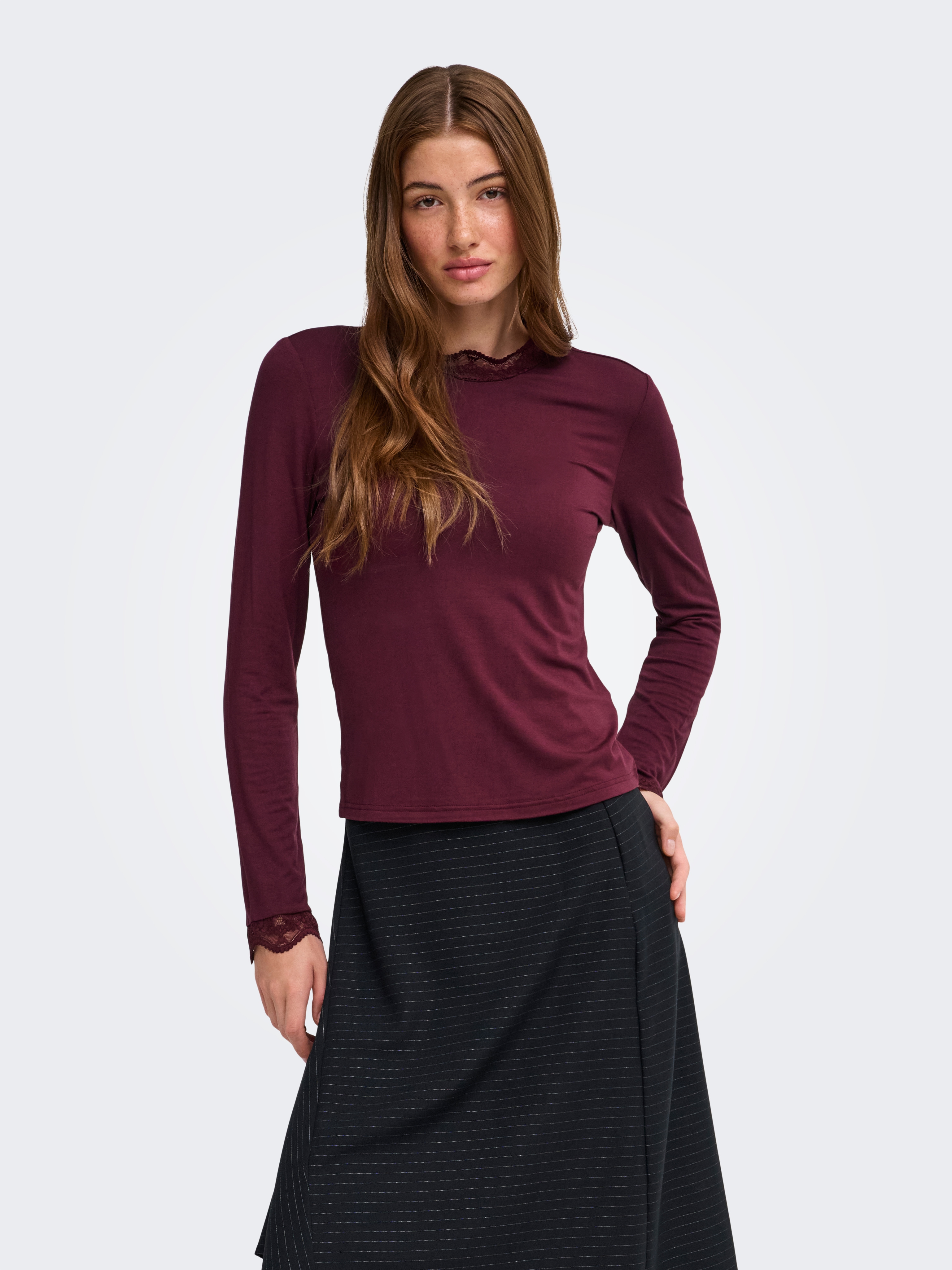 ONLY Langarmshirt "ONLLIV L/S TOP WITH LACE DETAILS CS JRS" Viskosemischung, regular fit