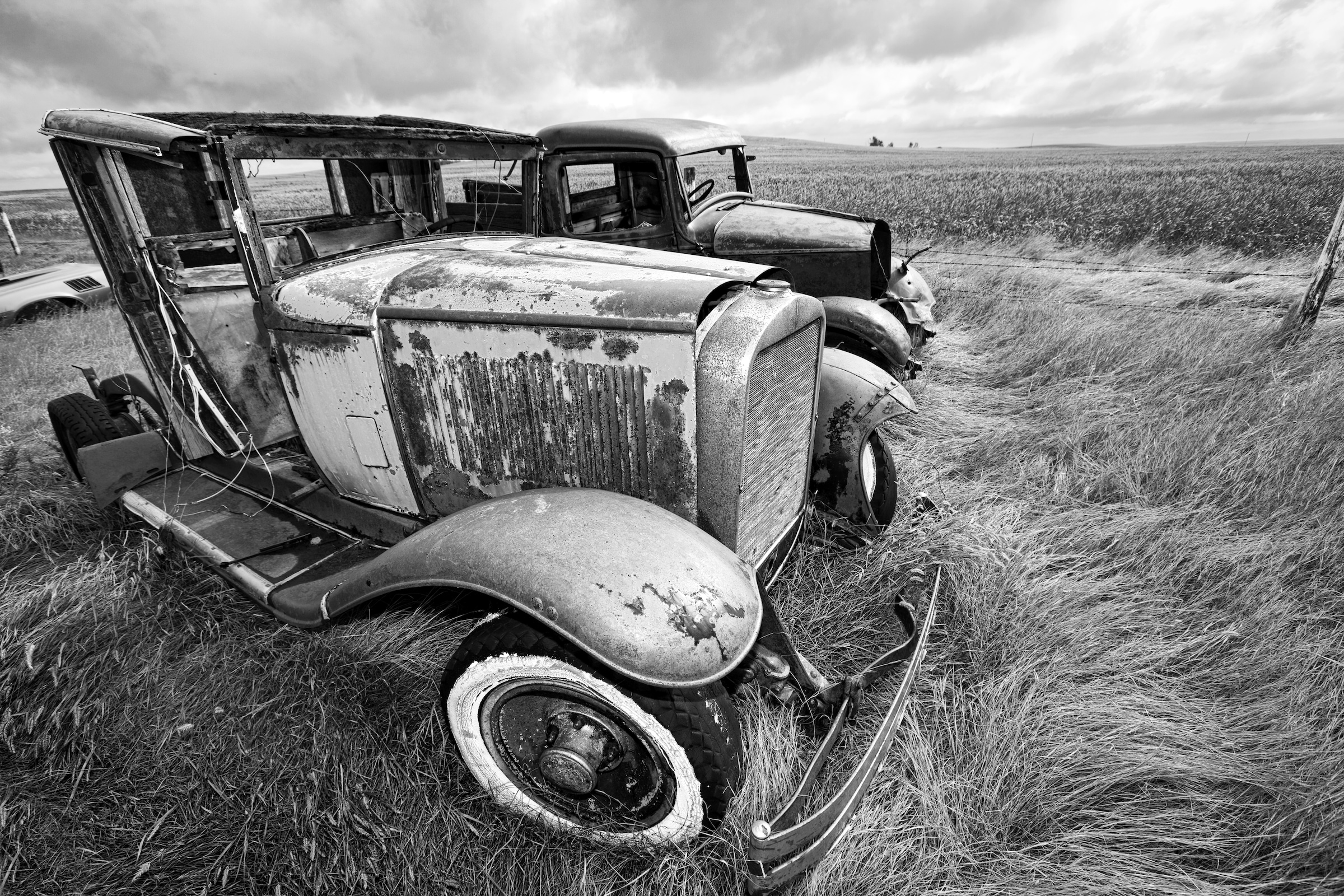 Papermoon Fototapete "Autowrack Schwarz & Weiß"