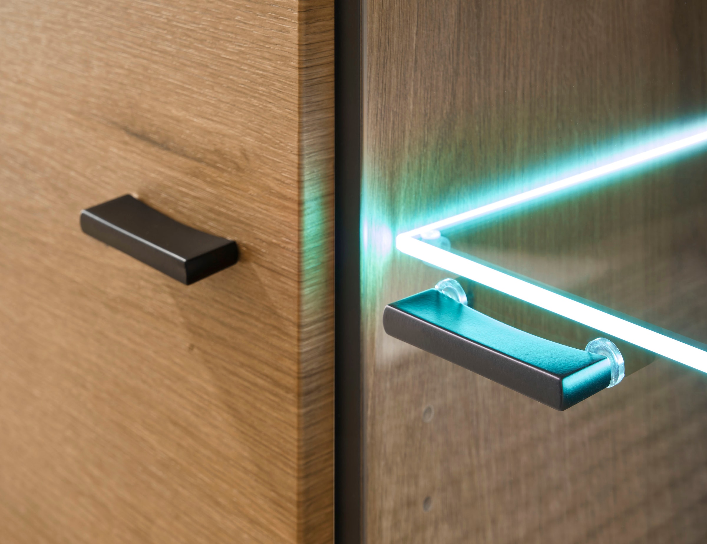 Home affaire Vitrine »Soleto, Vitrinenschrank in Evoke Eiche, moderne Glasvitrine« ausreichend Stauraum, schwarze Griffe aus Metall, zeitlos