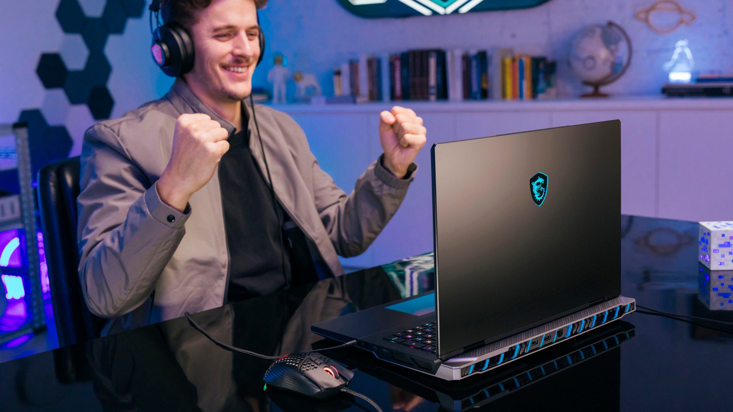MSI Gaming-Notebook »Titan 18 HX AI A2XWJG-656«, 45,8 cm, / 18 Zoll, Intel, Core Ultra 9, GeForce RTX 5090, 2000 GB SSD