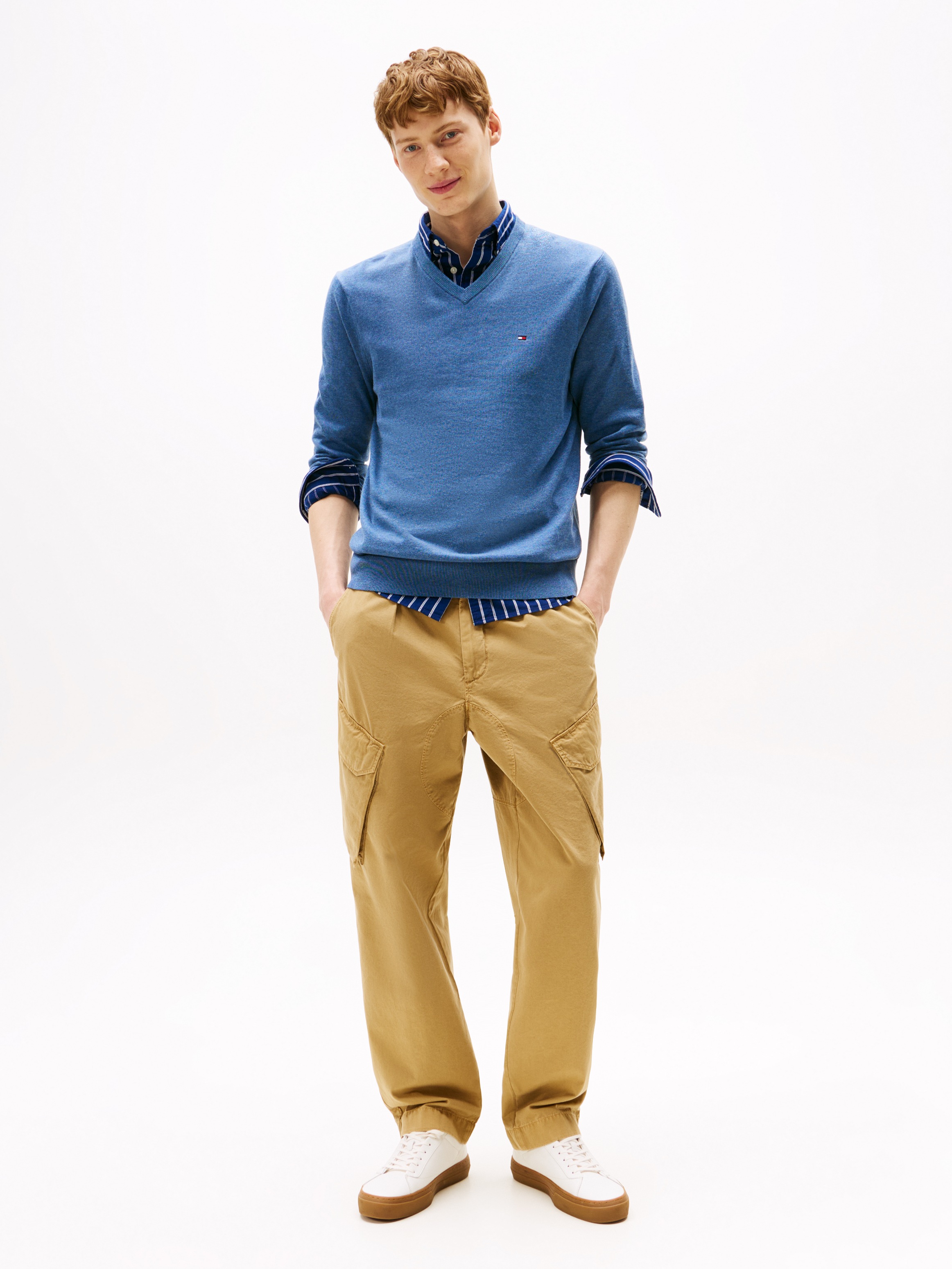 Thumbnail - Tommy Hilfiger Strickpullover "ESSENTIAL COTTON V NECK mit V-Ausschnitt und Stickerei" unifarben, casual, regular fit, B...