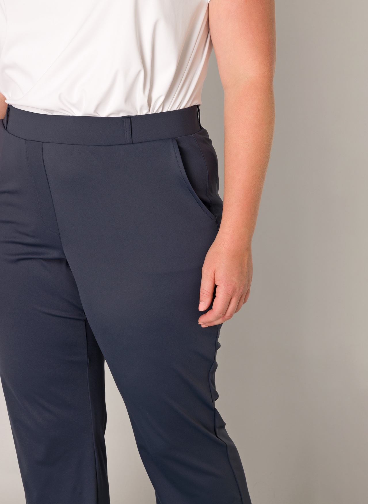 Thumbnail - Base Level Curvy Stoffhose "Lori" Sommerhose mit Stetch und leichtem Schlag