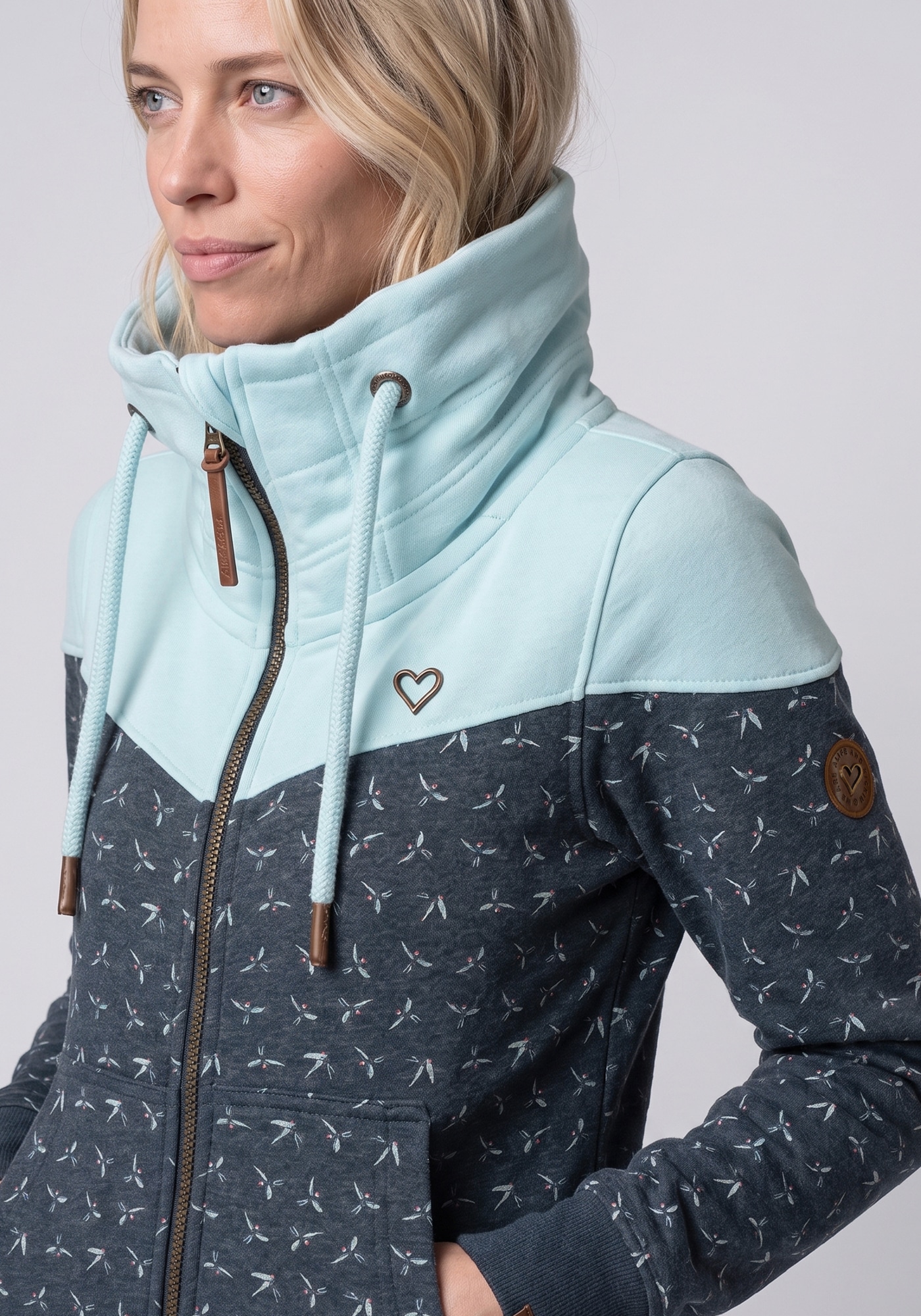 Alife & Kickin »ValinaAK B« mit hohem regulierbaren Stehkragen in toller Sweat-Qualität