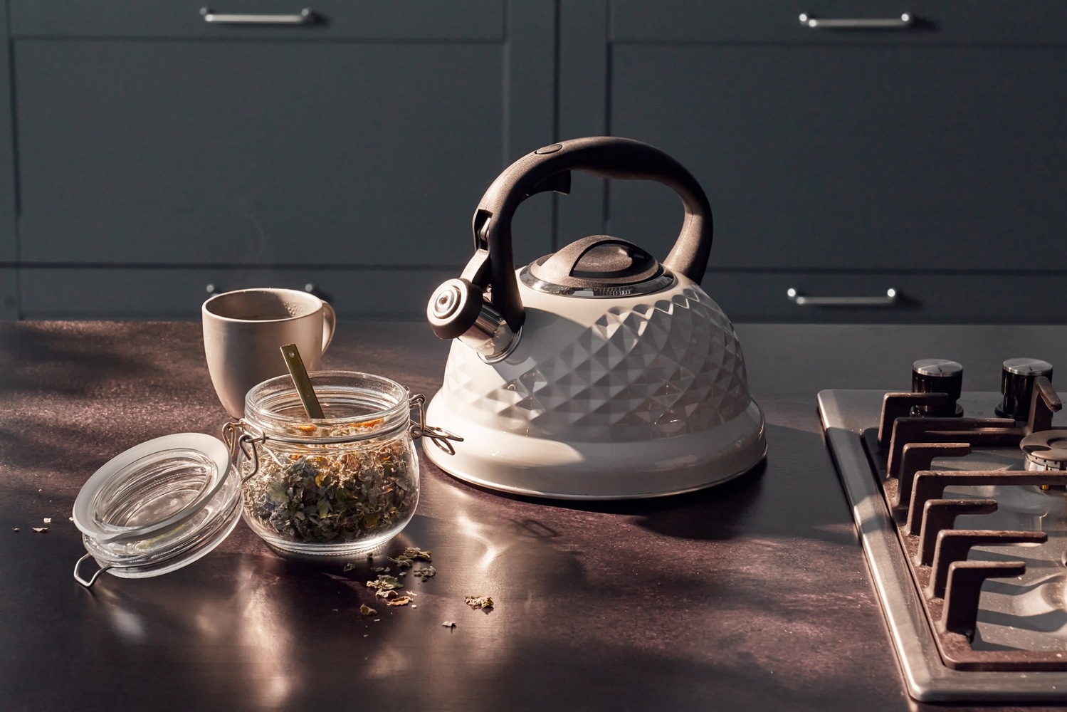 RESTO Kitchenware Wasserkessel »Almaaz, im Geschenkkarton«, Edelstahl 18/10, (2 tlg.), Flötenkessel, geeignet für alle Herdarten, auch Induktion