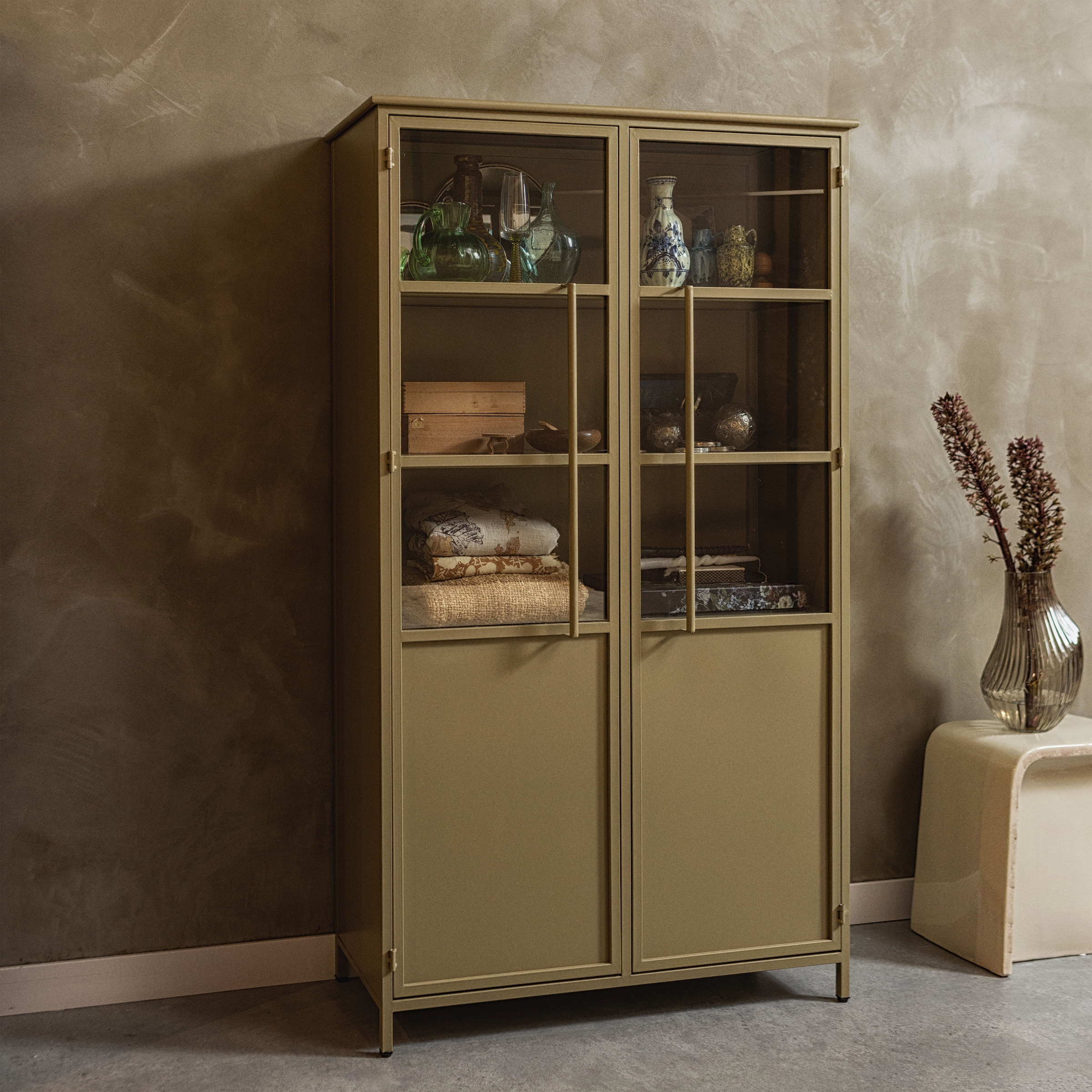 WOOOD Vitrine »WOOOD EXHIBIT VITRINE SCHRANK METALL KHAKI« Ausstellungsvitrine Exhibit, mattes Schwarzmetall, 4 stabile Regale