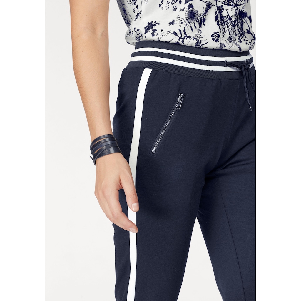 AJC Jogger Pants, im trendigem Retro-Design