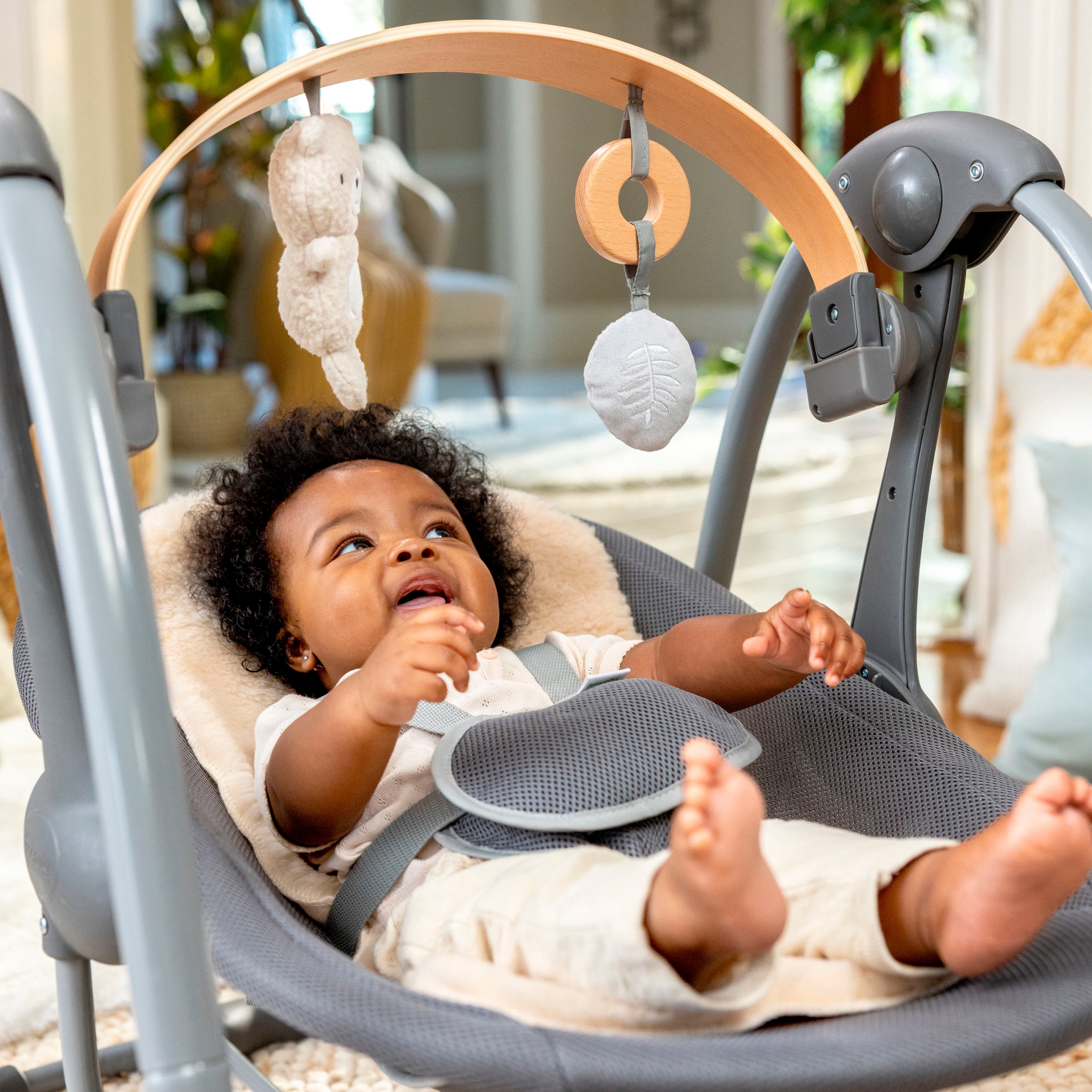 ingenuity Babywippe »Every Season™ Swing 'n Go Portable Swing™ - Wesley™«, bis 9 kg, mit Musik und Geräuschen