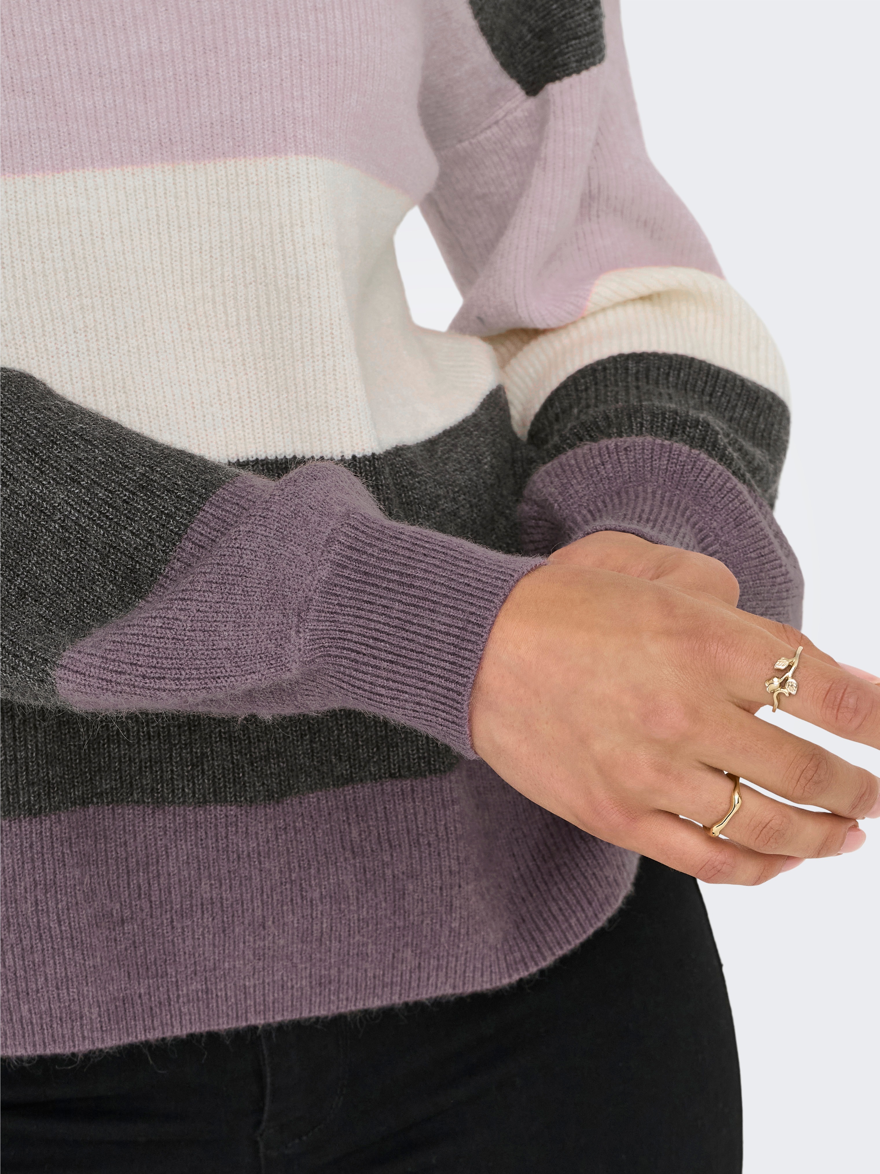 Thumbnail - ONLY Strickpullover "ONLATIA L/S STRIPE PULLOVER KNT NOOS" mit dem auffälligen Streifenmuster