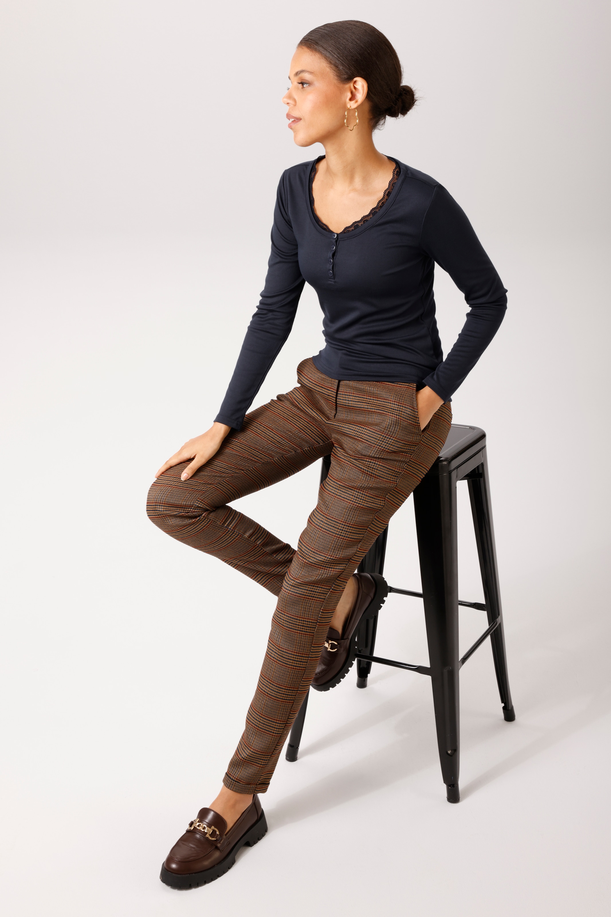 Aniston CASUAL Langarmshirt mit gewellter Spitze am Rundhals-Ausschnitt - NEUE KOLLEKTION