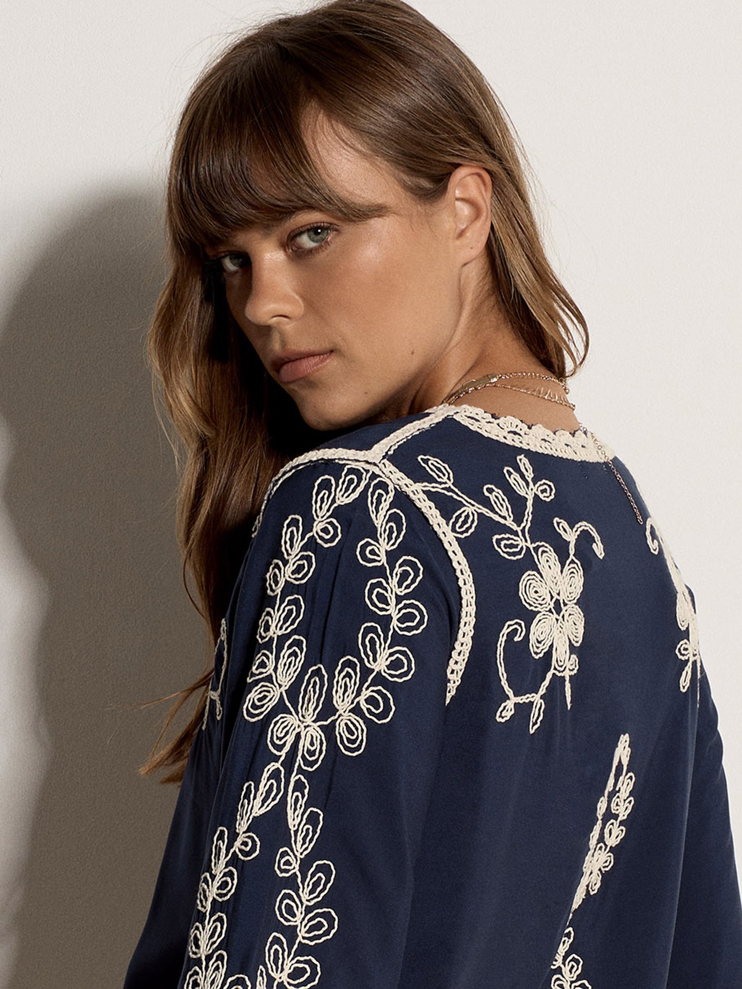 Apricot Klassische Bluse »Top mit bestickten Glockenärmeln« Stickerei