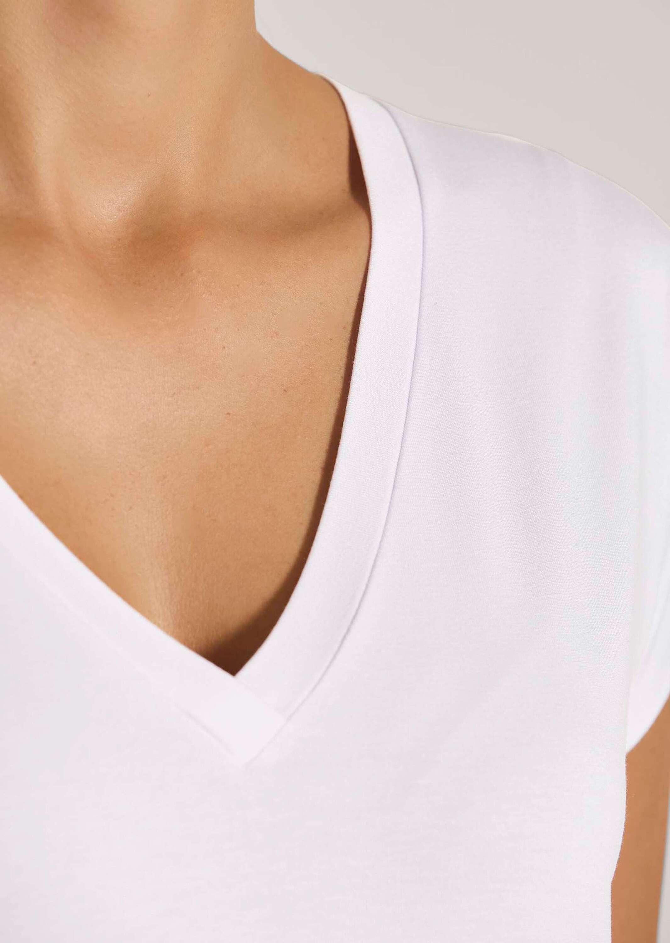 MADELEINE Kurzarmshirt »Shirt Zeitloses Blusenshirt mit V-Ausschnitt«